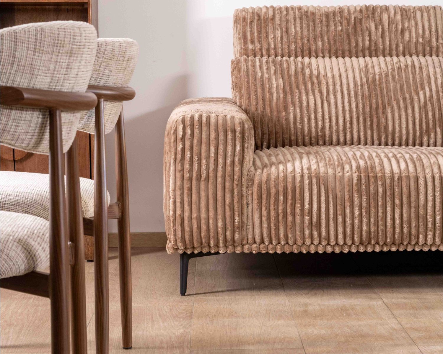 Canapé 3 places en velours larges côtes camel “Utsun” avec têtières relevables