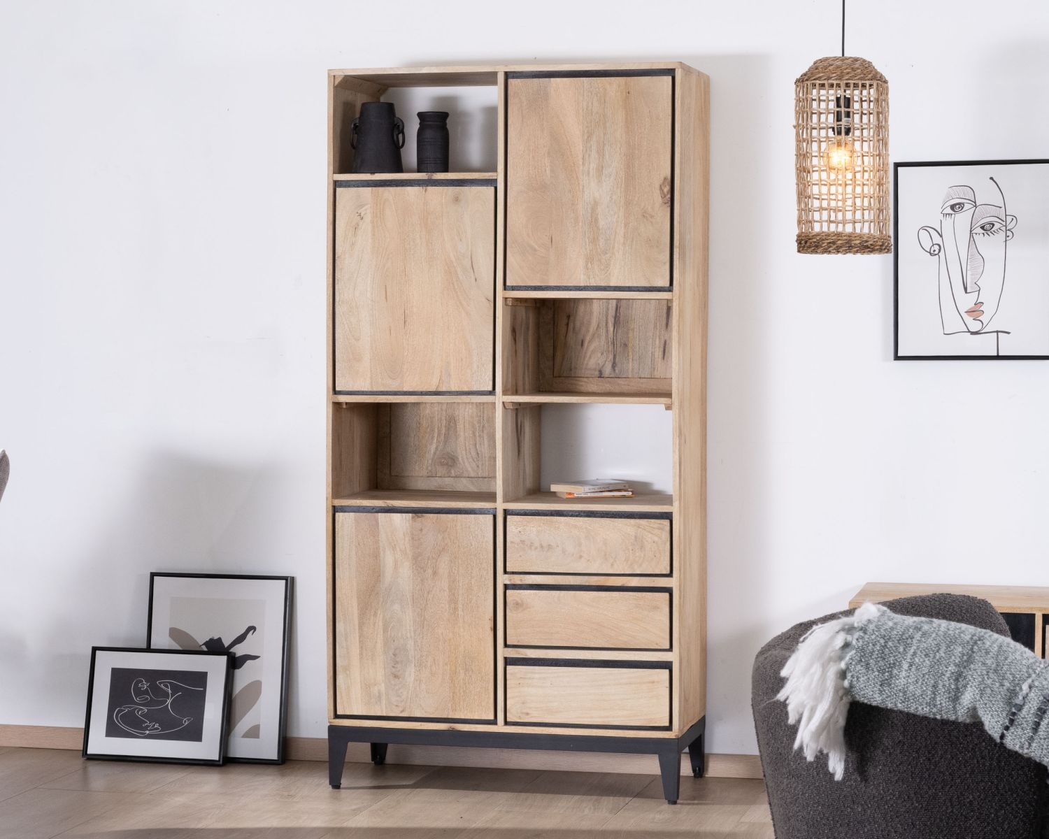 Bibliothèque design déstructuré en manguier avec liserés noirs "Bocca"