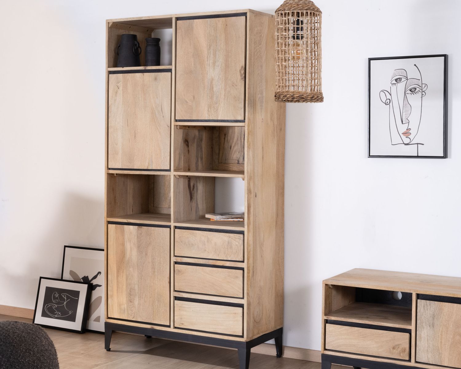 Bibliothèque design déstructuré en manguier avec liserés noirs "Bocca"