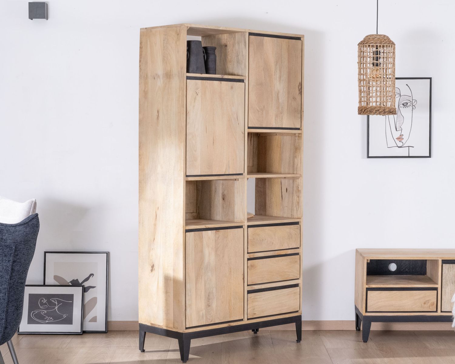 Bibliothèque design déstructuré en manguier avec liserés noirs "Bocca"