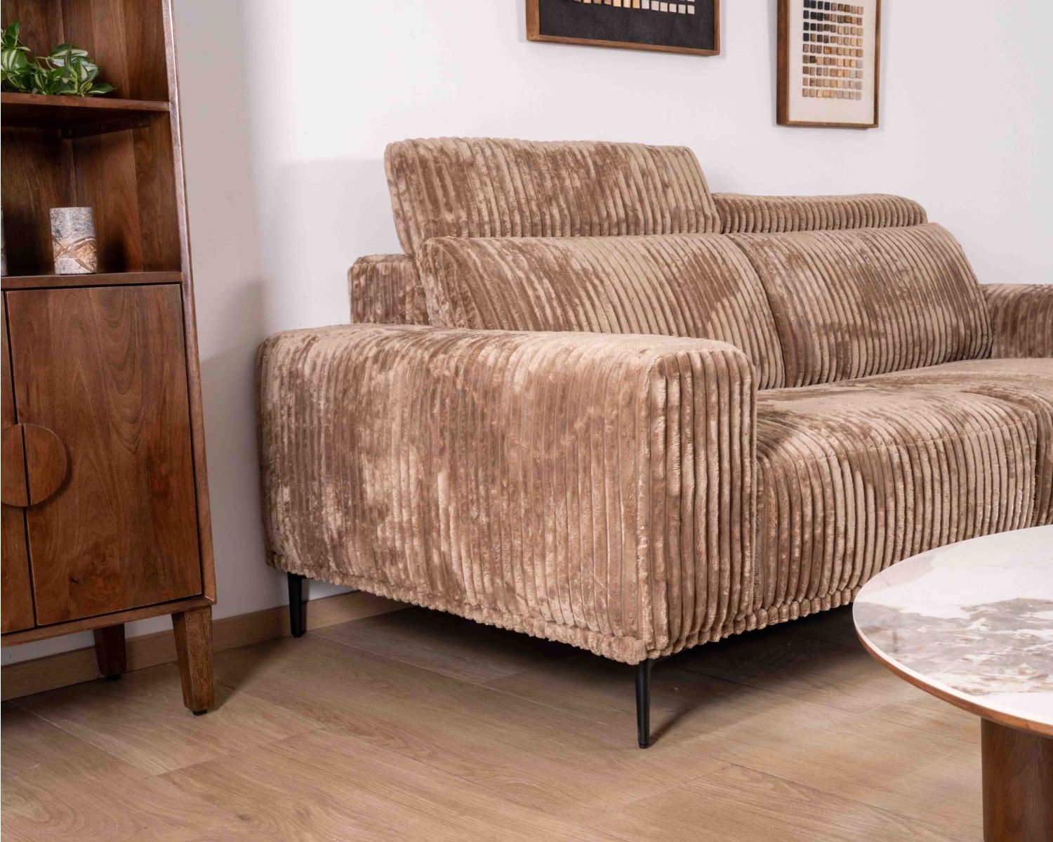 Canapé 3 places en velours larges côtes camel “Utsun” avec têtières relevables