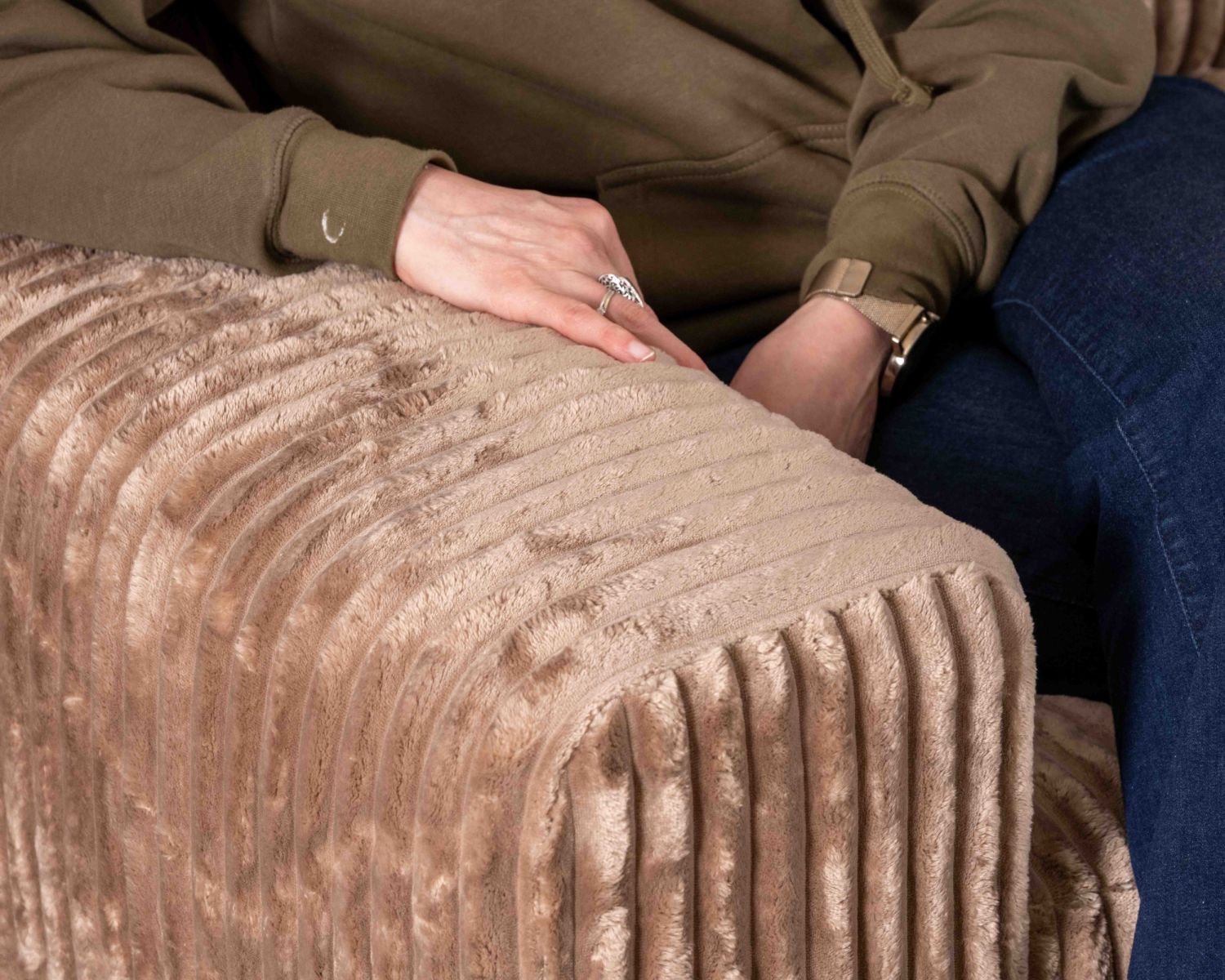 Canapé 3 places en velours larges côtes camel “Utsun” avec têtières relevables