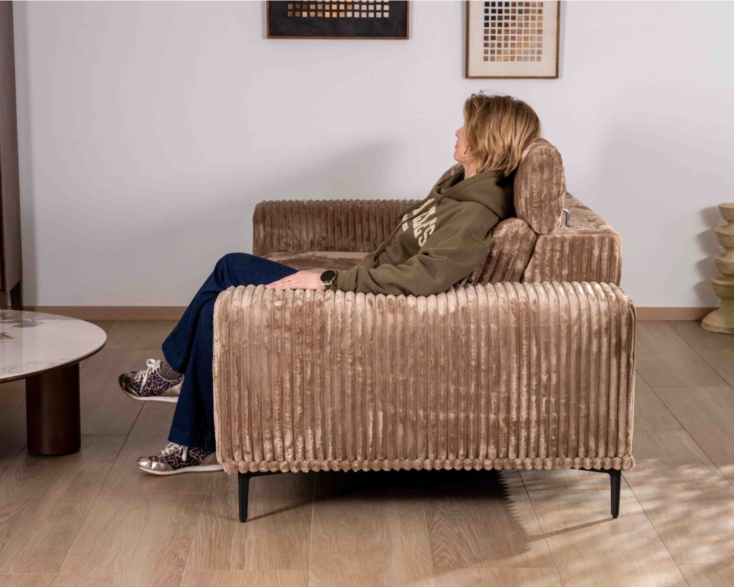 Canapé 3 places en velours larges côtes camel “Utsun” avec têtières relevables