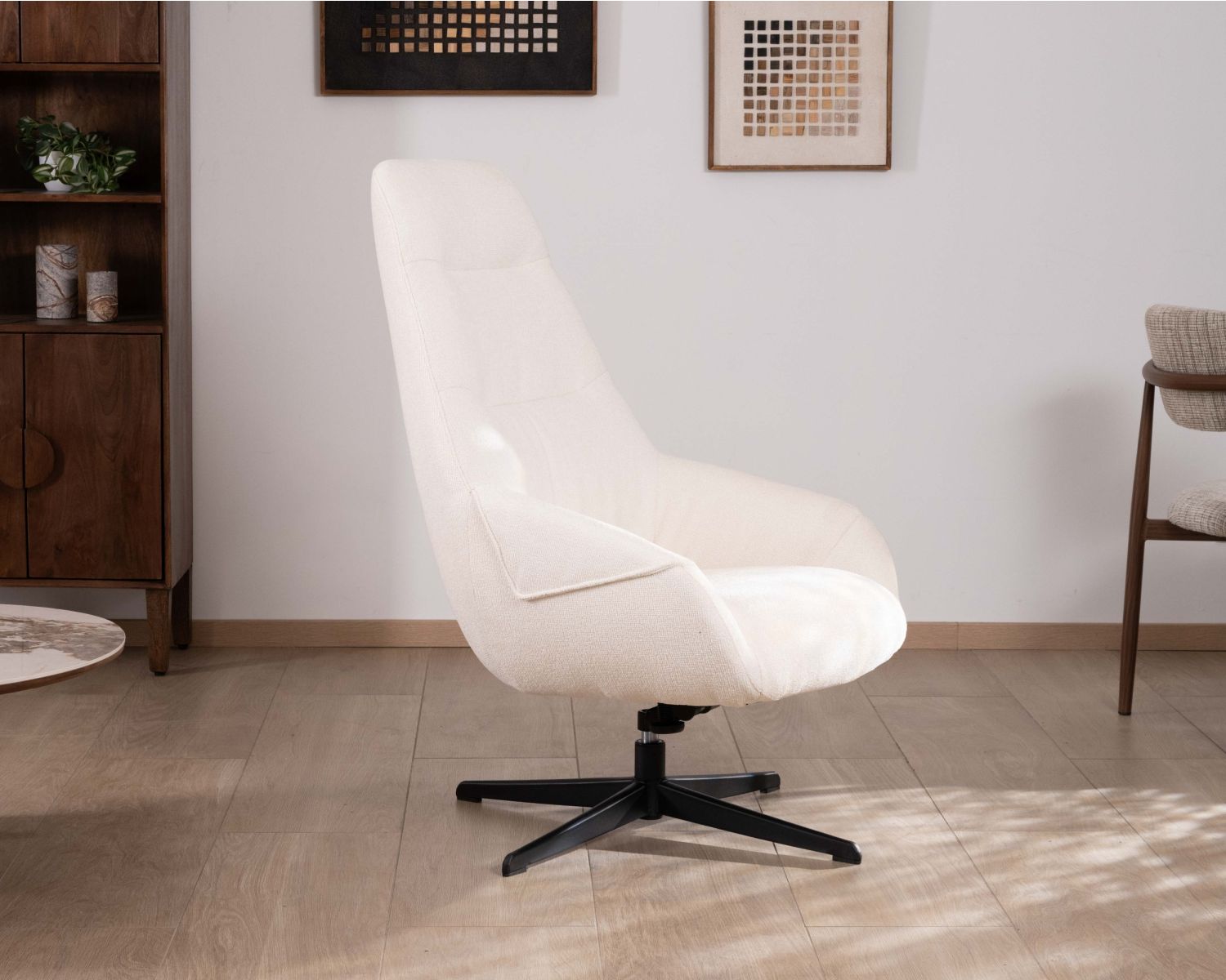 Fauteuil enveloppant inclinable et pivotant en tissu bouclette écru “Mado”