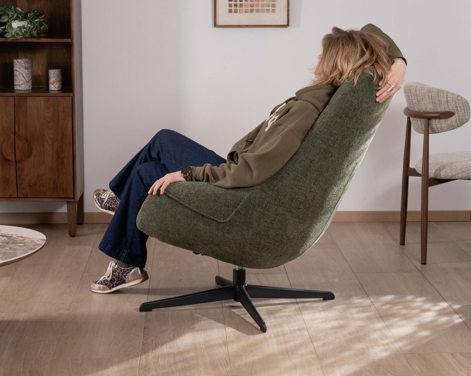 Fauteuil pivotant en tissu bouclette vert kaki “Mado" esprit nature et confort généreux