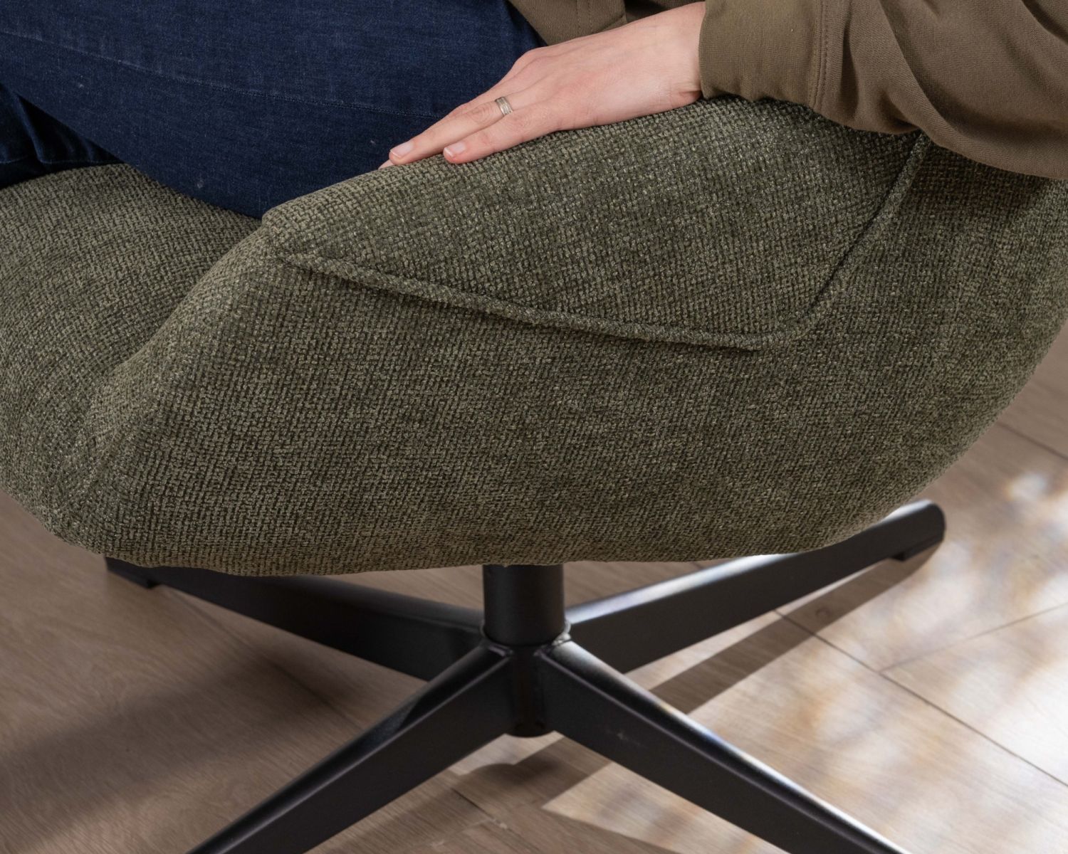 Fauteuil pivotant en tissu bouclette vert kaki “Mado" esprit nature et confort généreux