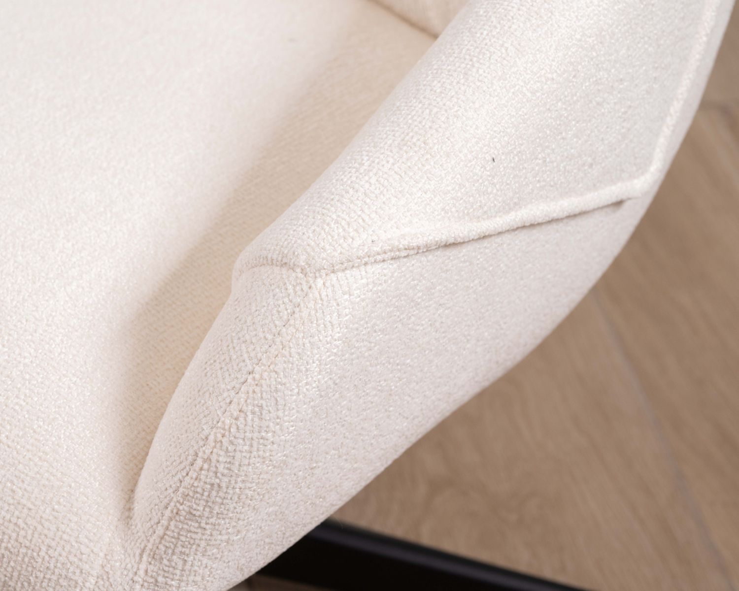 Fauteuil enveloppant inclinable et pivotant en tissu bouclette écru “Mado”