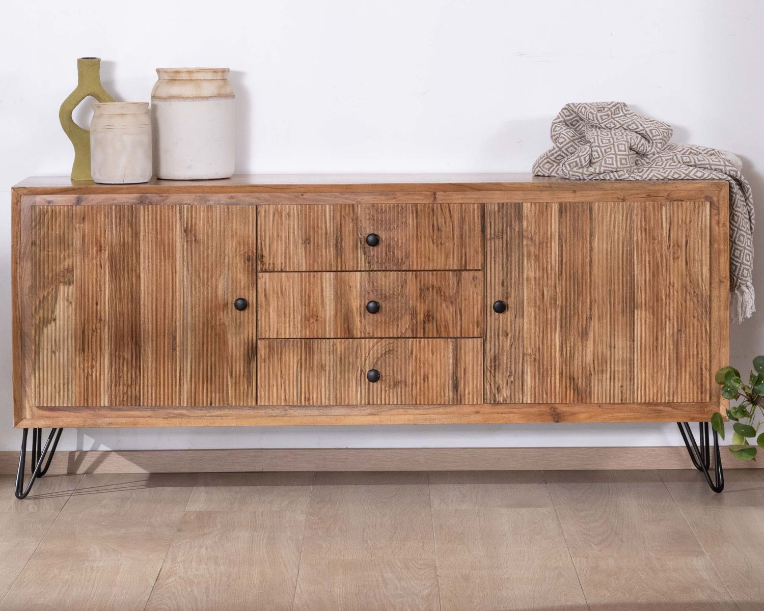 Bahut rétro en acacia avec façades gaufrées et pieds métal "Wendy"