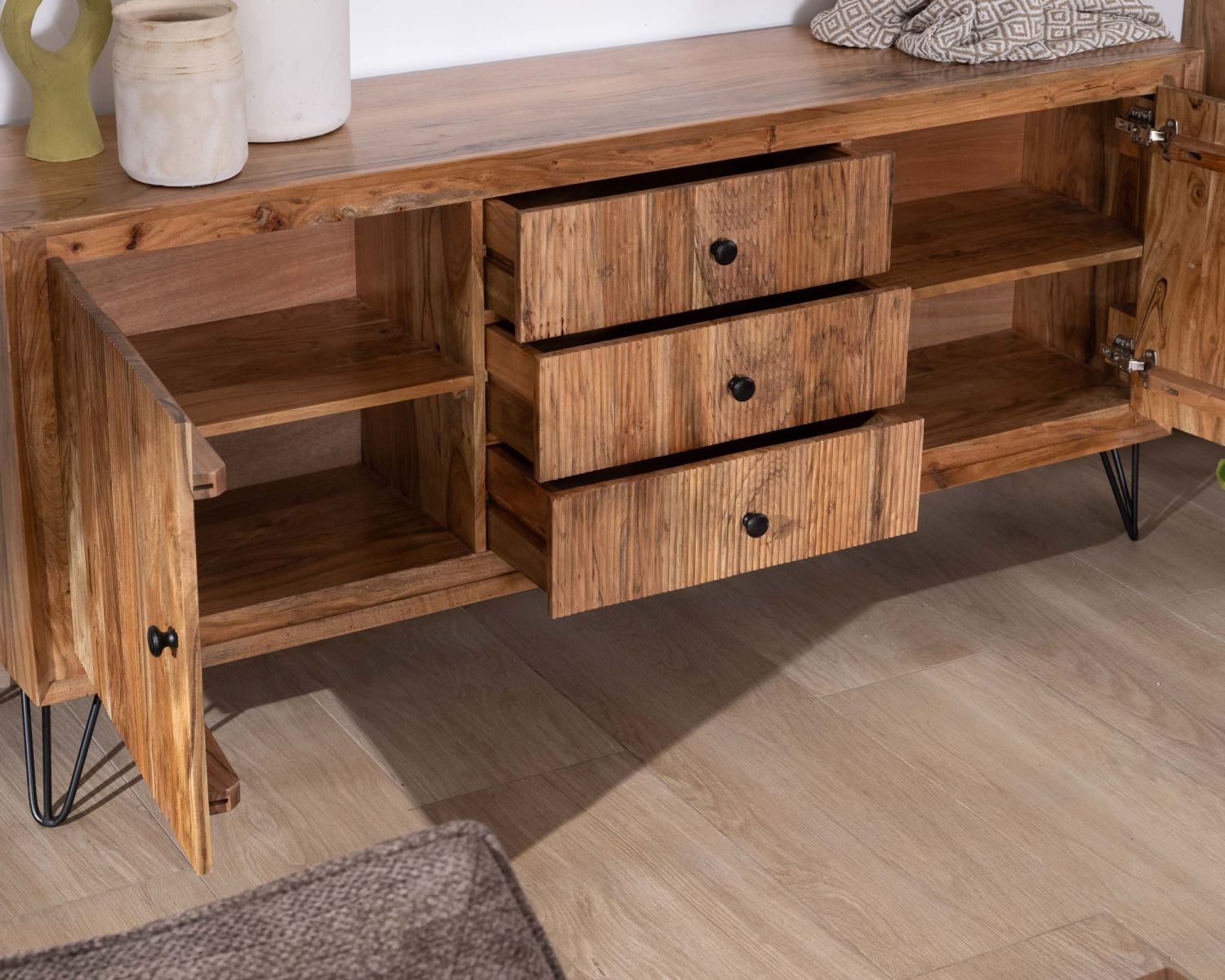 Bahut rétro en acacia avec façades gaufrées et pieds métal "Wendy"