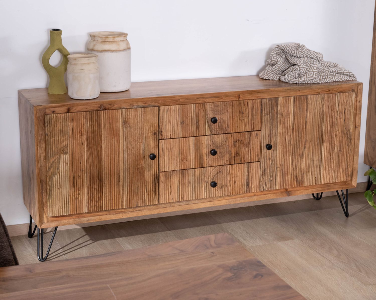 Bahut rétro en acacia avec façades gaufrées et pieds métal "Wendy"