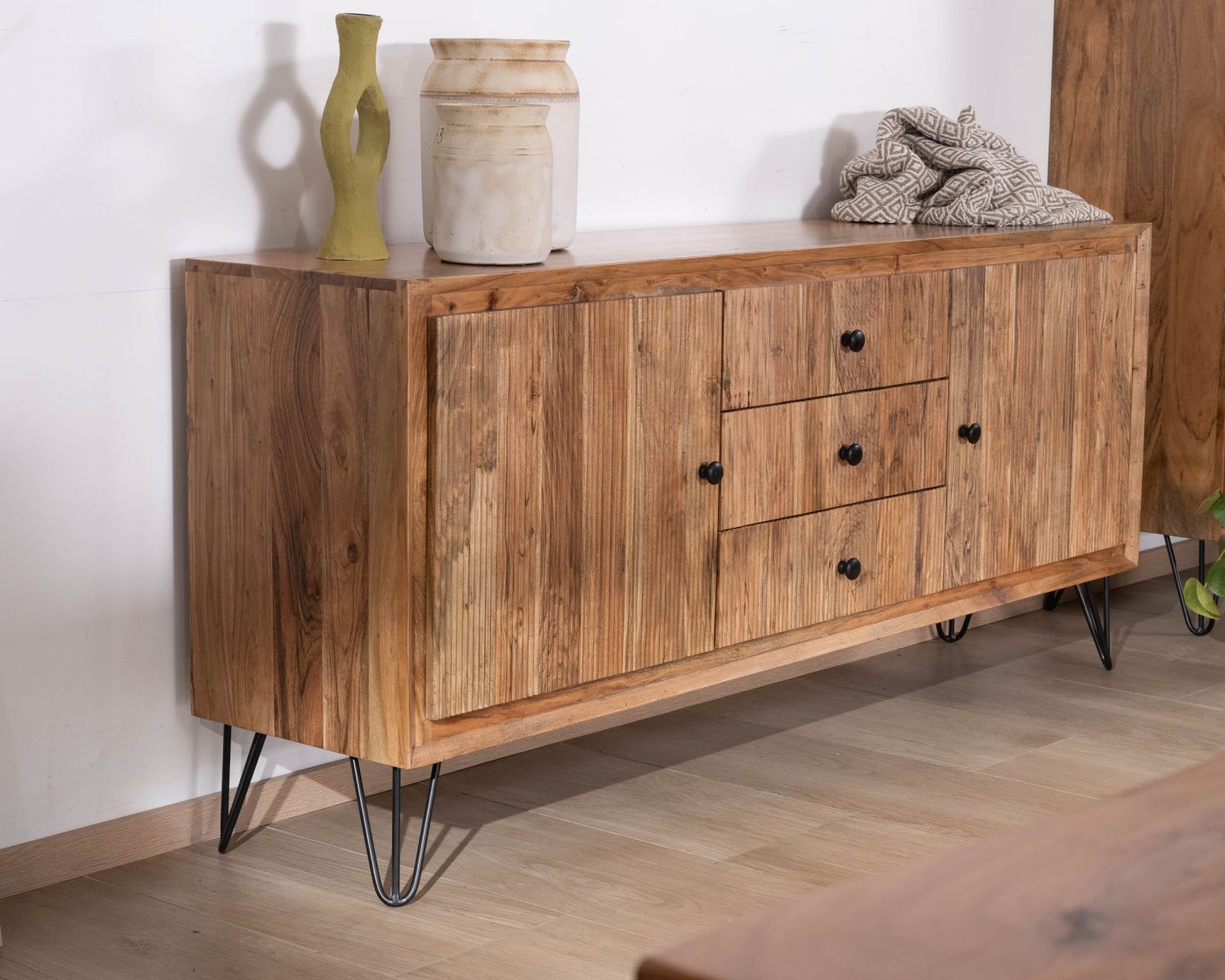 Bahut rétro en acacia avec façades gaufrées et pieds métal "Wendy"