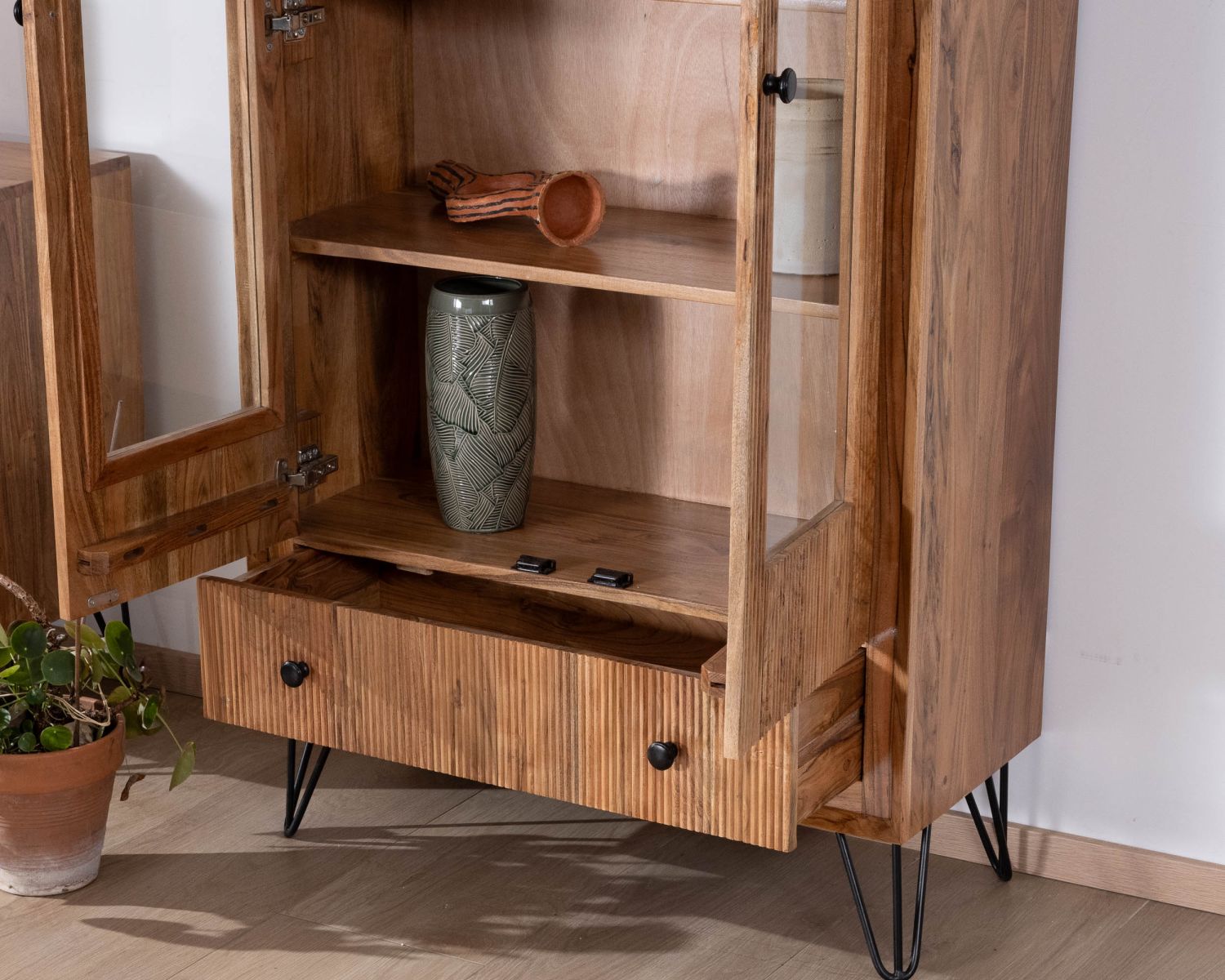 Vitrine en acacia et pieds métal "Wendy" avec façades gaufrées style rétro