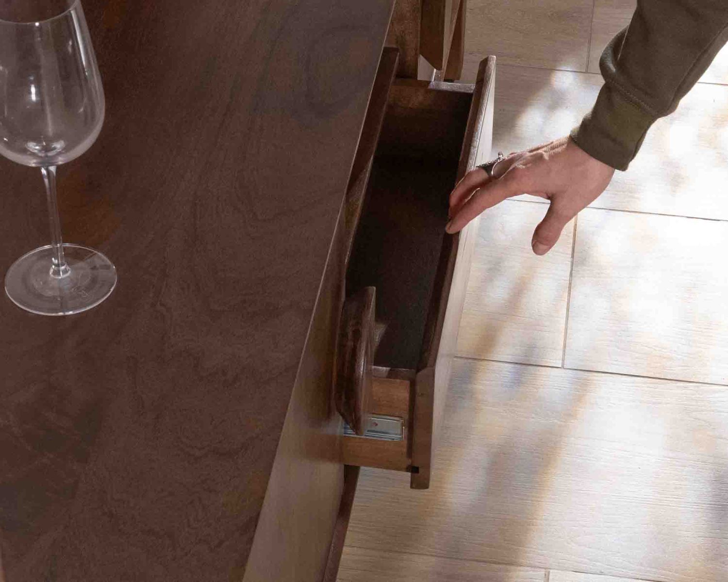 Meuble TV néo-rétro en manguier massif foncé 150 cm "Kaldo"