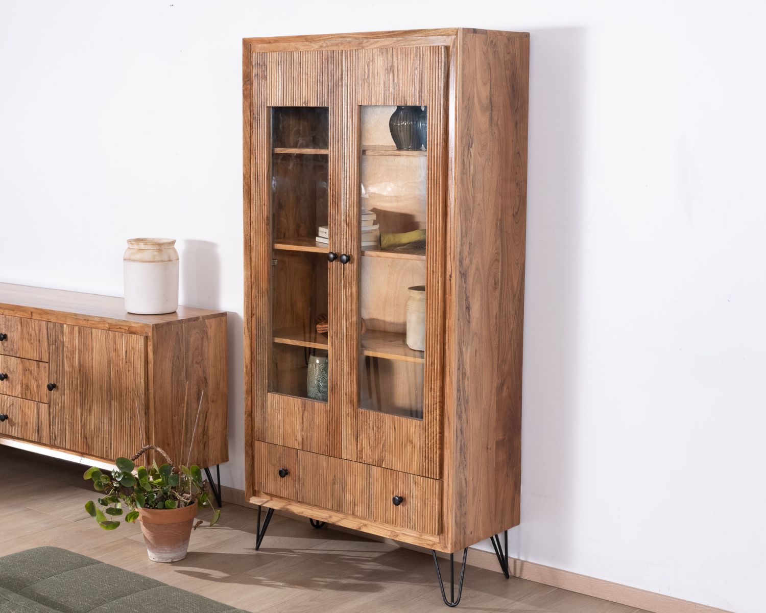 Vitrine en acacia et pieds métal "Wendy" avec façades gaufrées style rétro