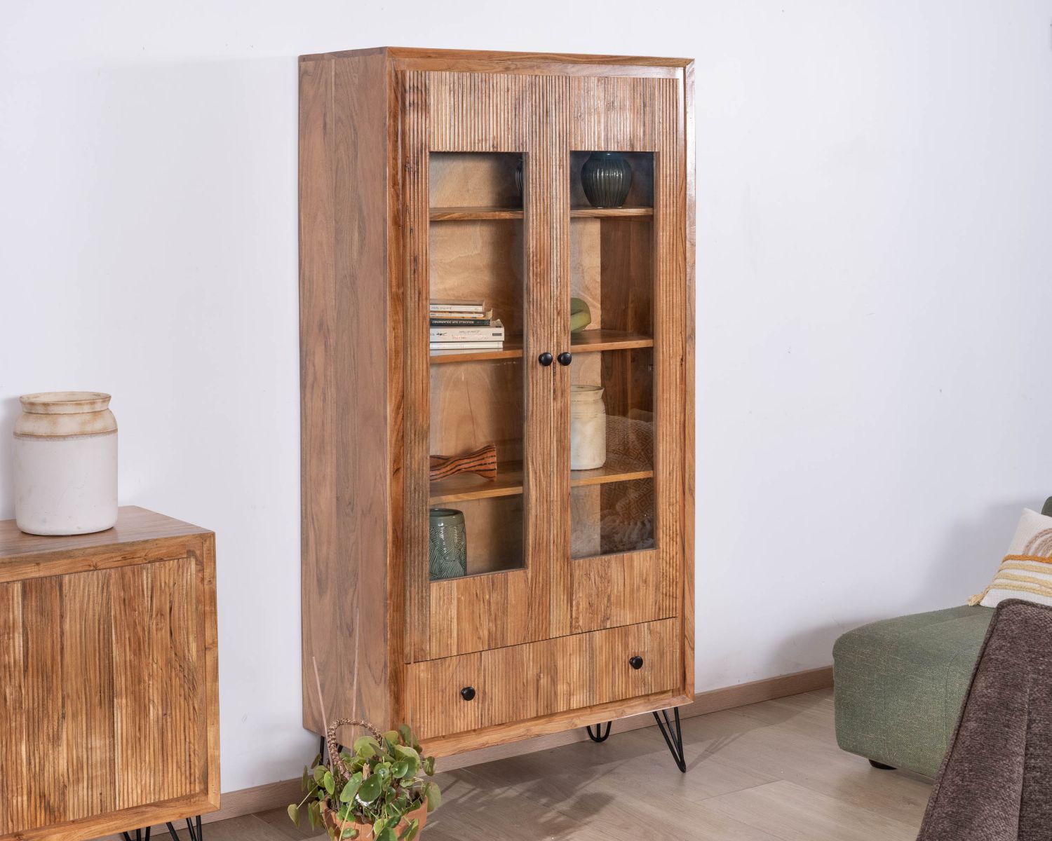 Vitrine en acacia et pieds métal "Wendy" avec façades gaufrées style rétro