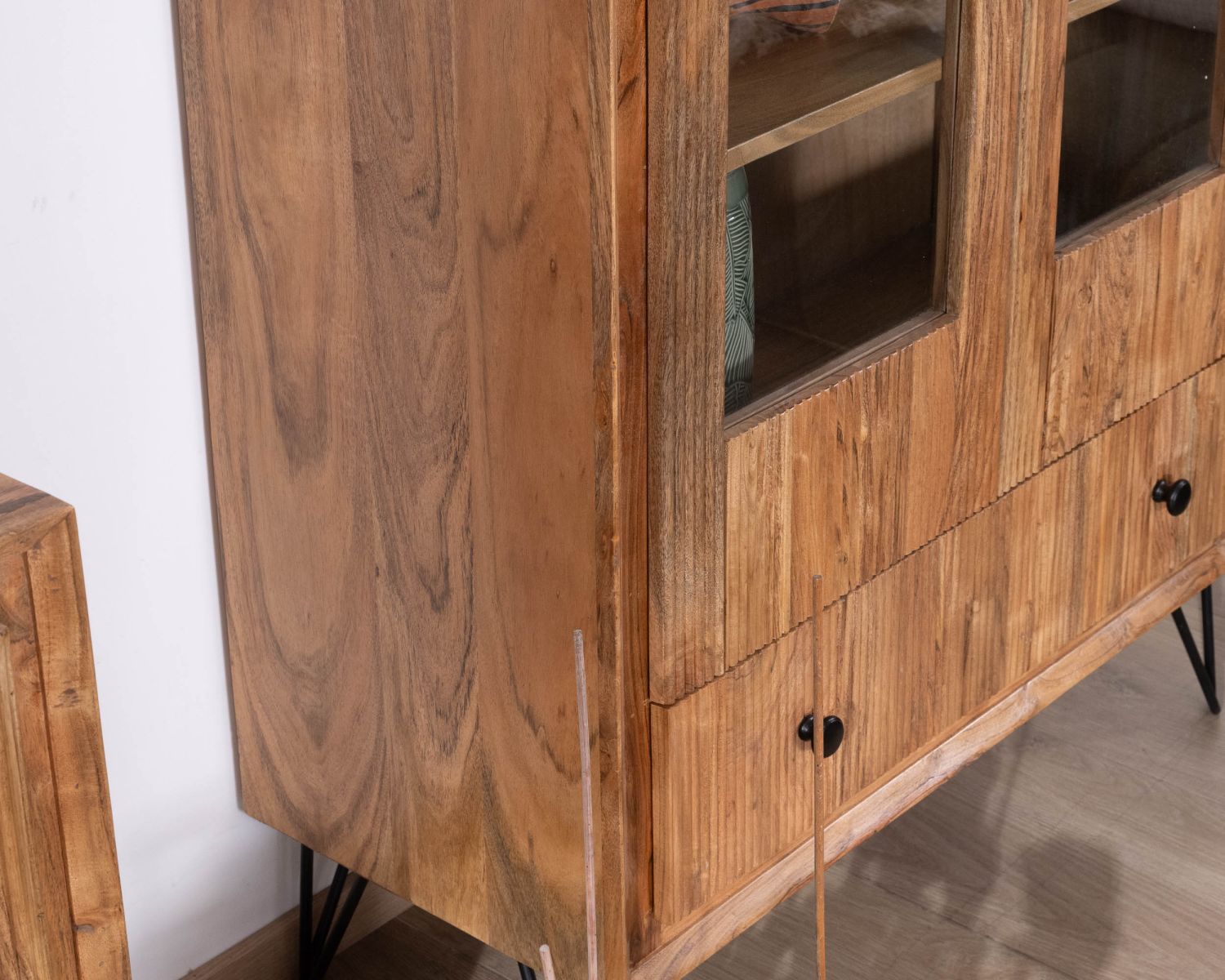 Vitrine en acacia et pieds métal "Wendy" avec façades gaufrées style rétro