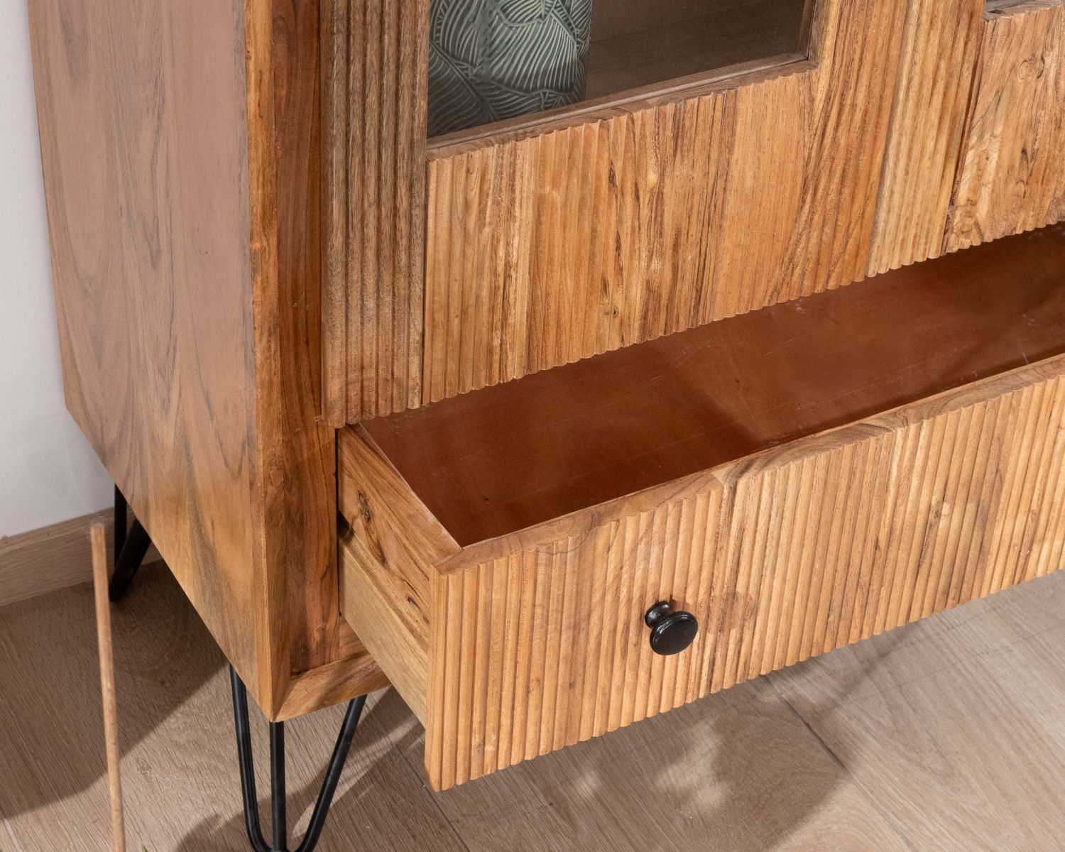 Vitrine en acacia et pieds métal "Wendy" avec façades gaufrées style rétro