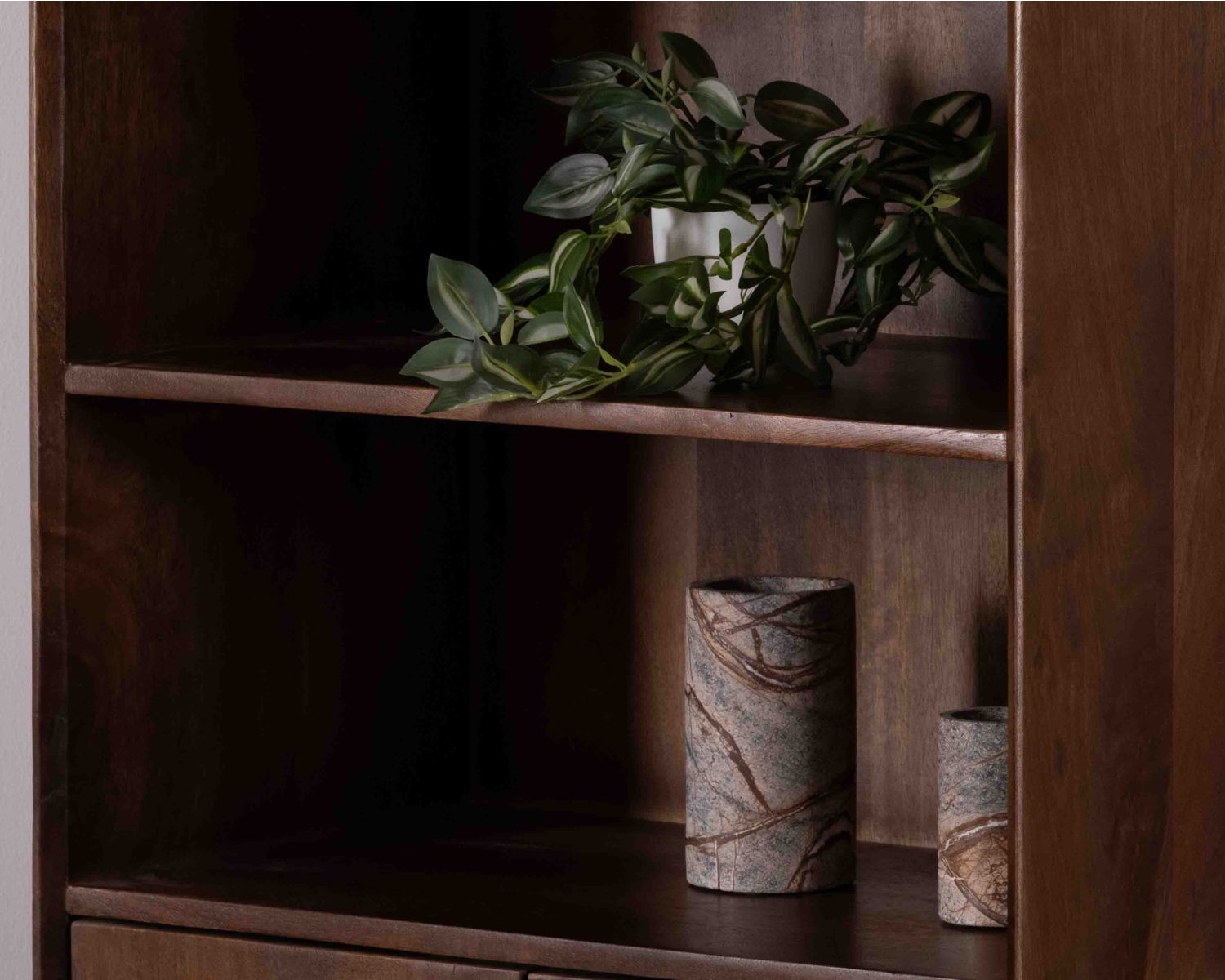 Colonne de rangement rétro en manguier massif foncé 60 cm "Kaldo" Esprit mid-century