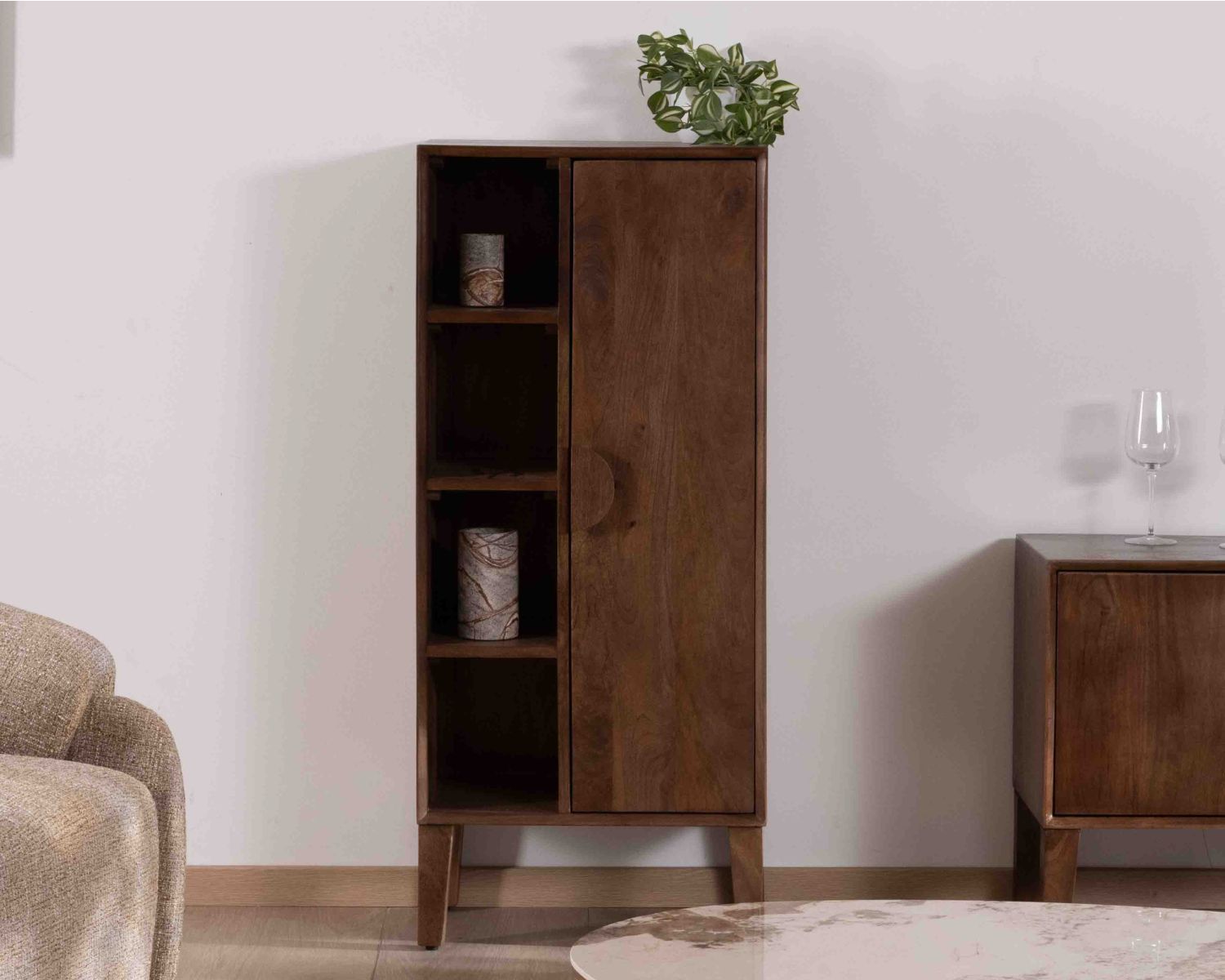 Meuble de rangement bas en manguier massif foncé "Kaldo" Style rétro scandinave