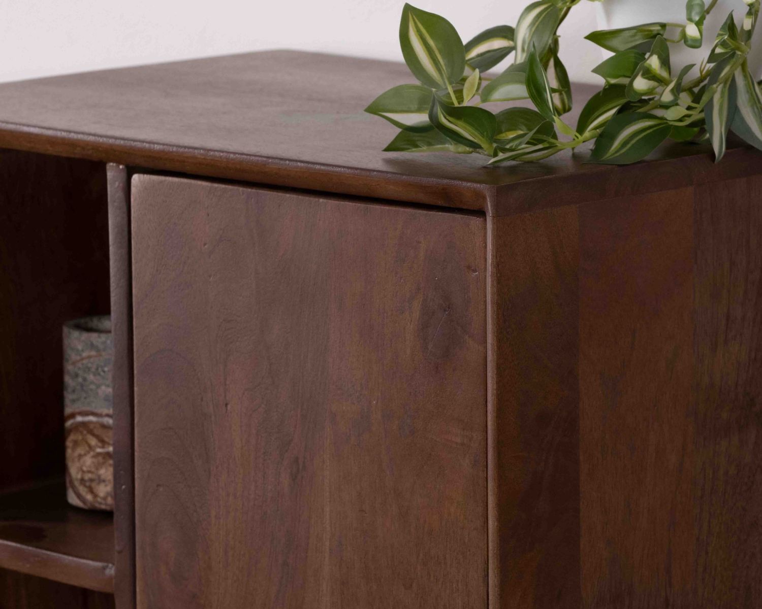 Meuble de rangement bas en manguier massif foncé "Kaldo" Style rétro scandinave