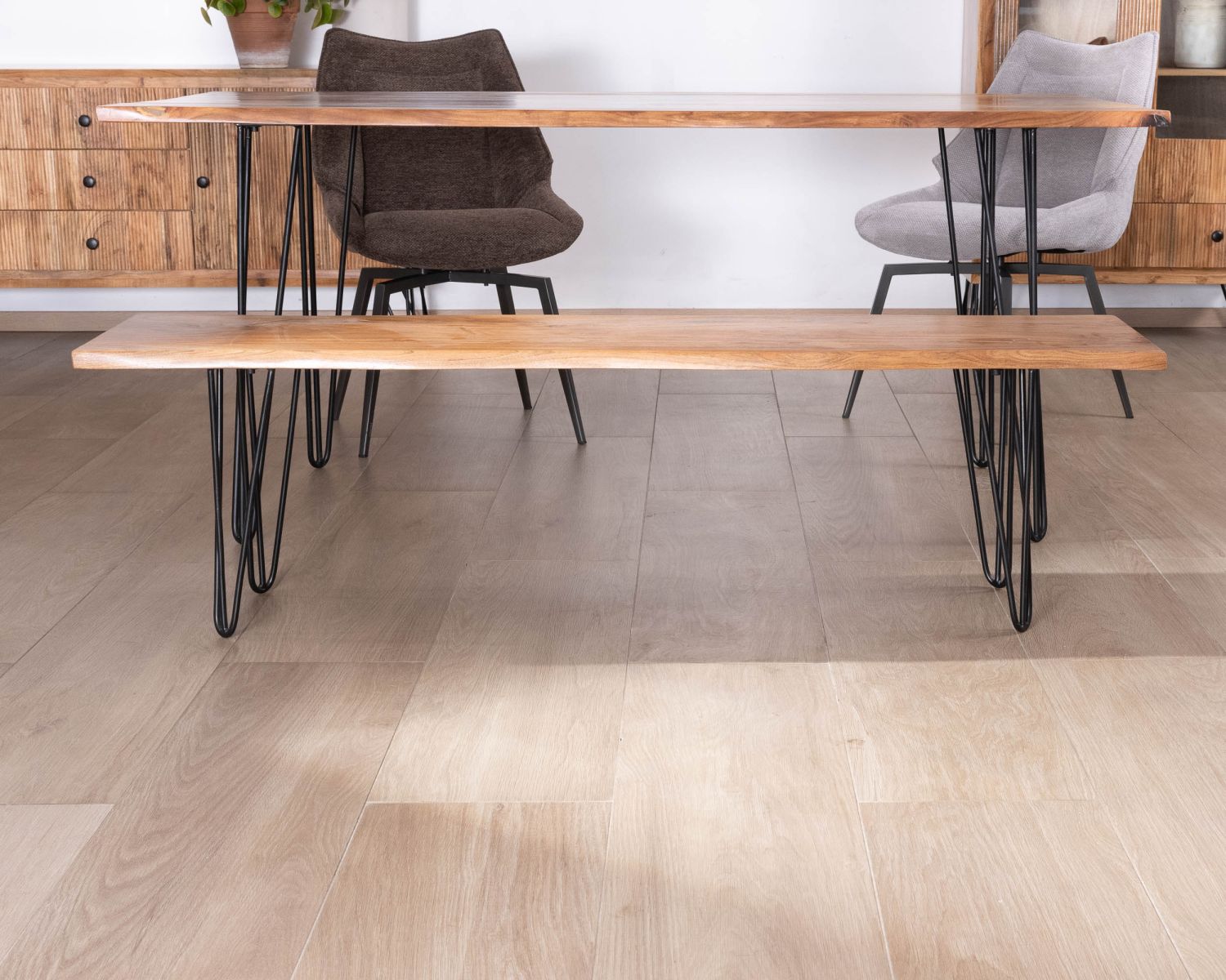 Banc design épuré 160 cm en acacia et pieds métal "Wendy"