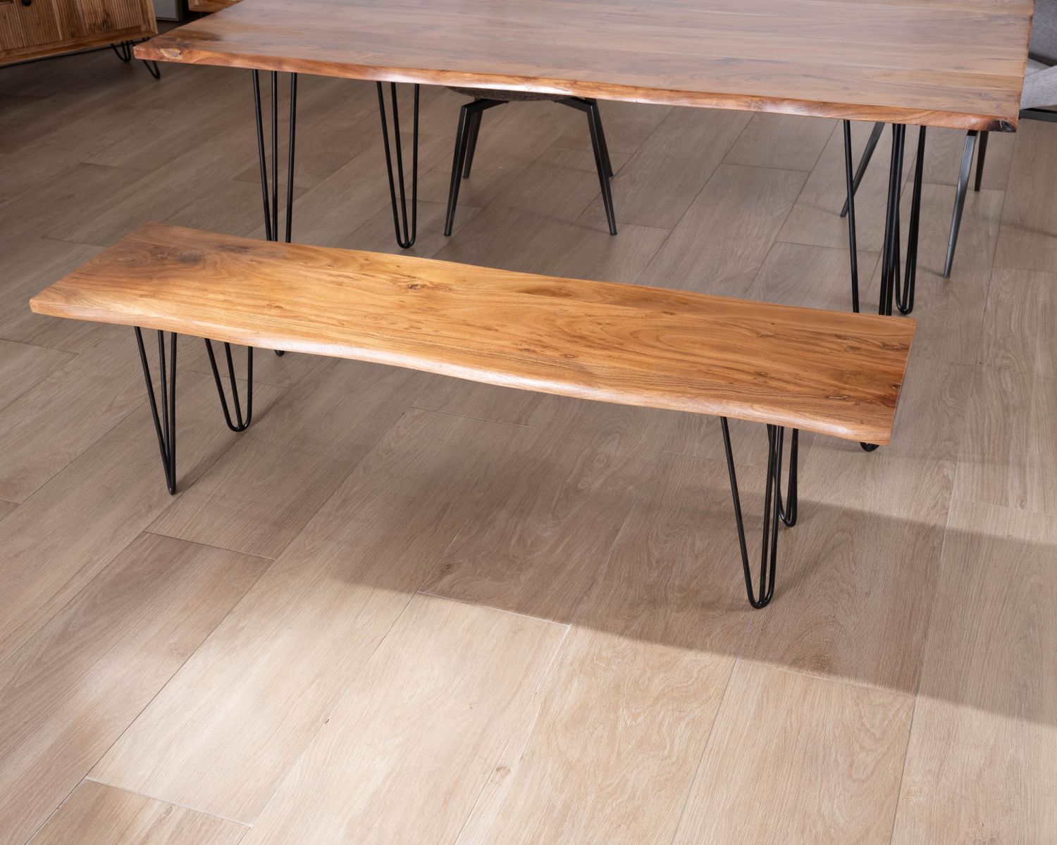 Banc design épuré 160 cm en acacia et pieds métal "Wendy"