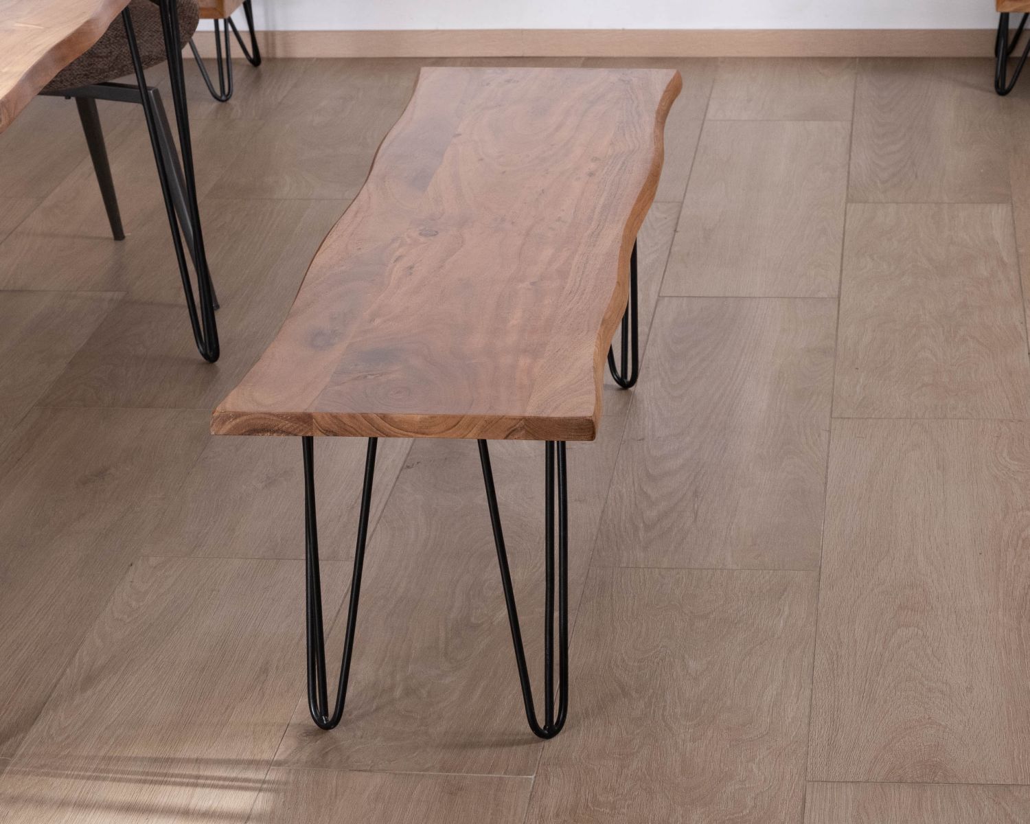 Banc design épuré 160 cm en acacia et pieds métal "Wendy"