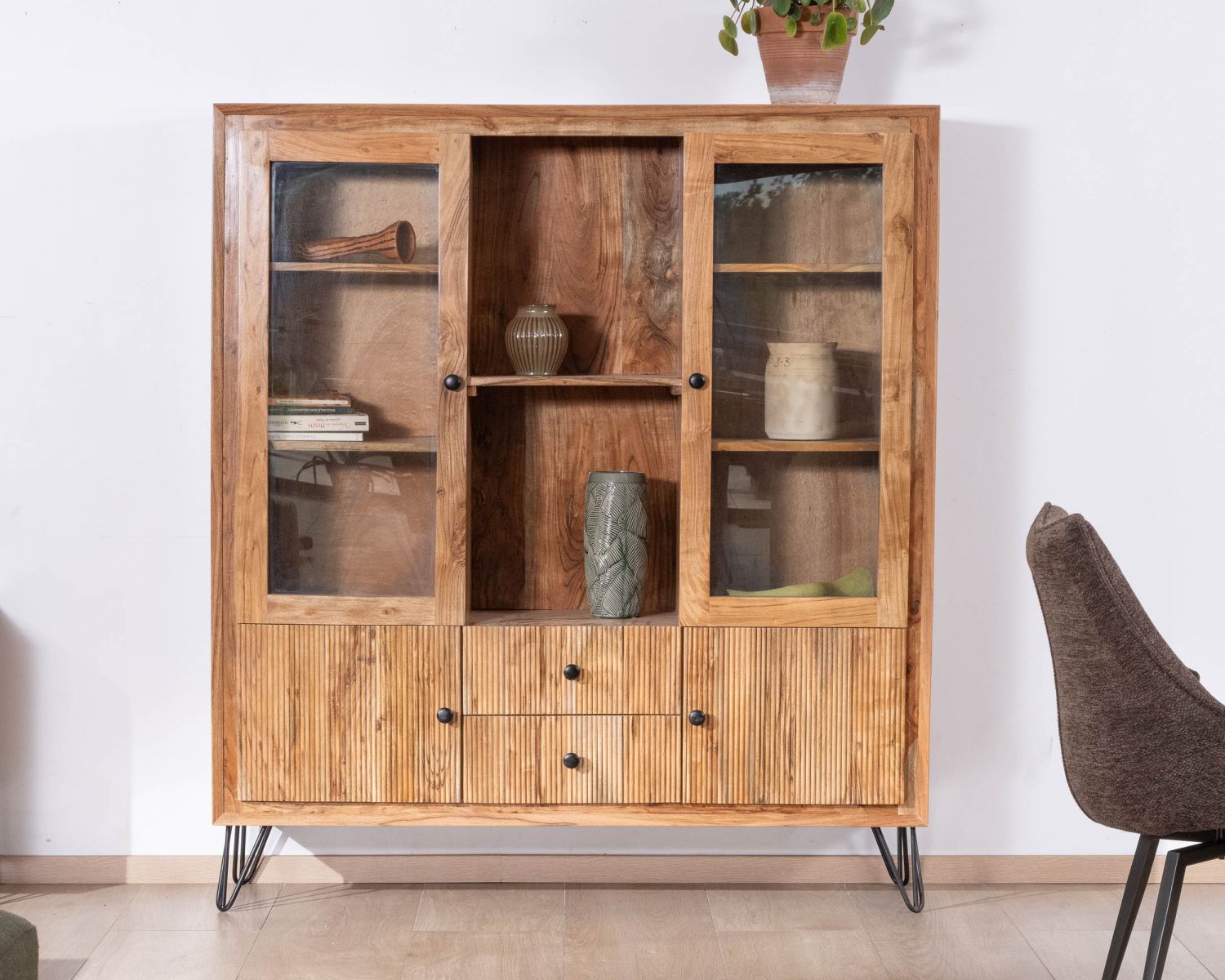 Vaisselier rétro en acacia et pieds métal "Wendy" avec façades gaufrées et portes vitrées