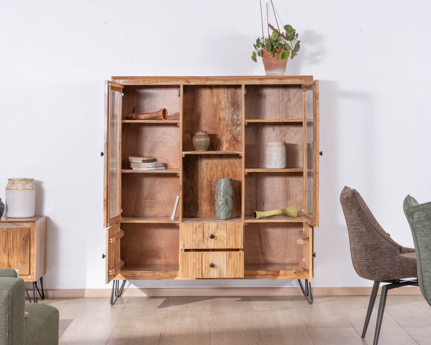 Vaisselier rétro en acacia et pieds métal "Wendy" avec façades gaufrées et portes vitrées