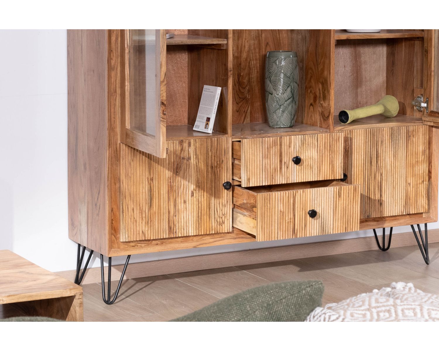 Vaisselier rétro en acacia et pieds métal "Wendy" avec façades gaufrées et portes vitrées