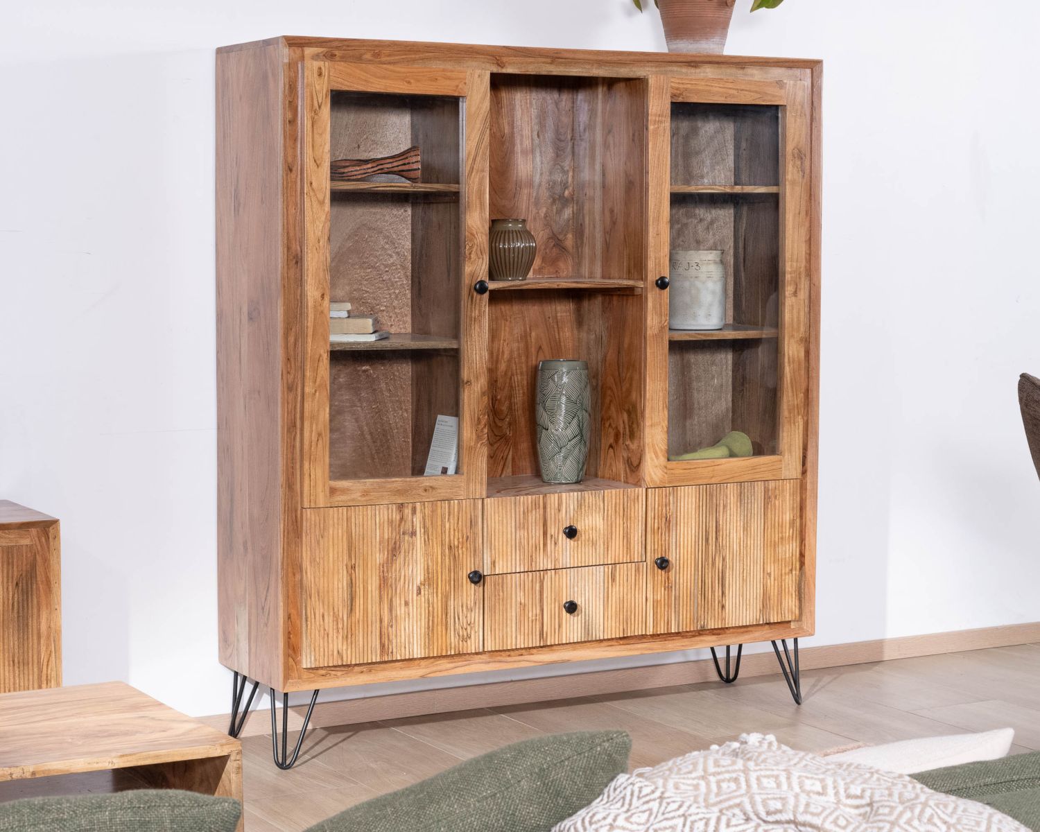 Vaisselier rétro en acacia et pieds métal "Wendy" avec façades gaufrées et portes vitrées