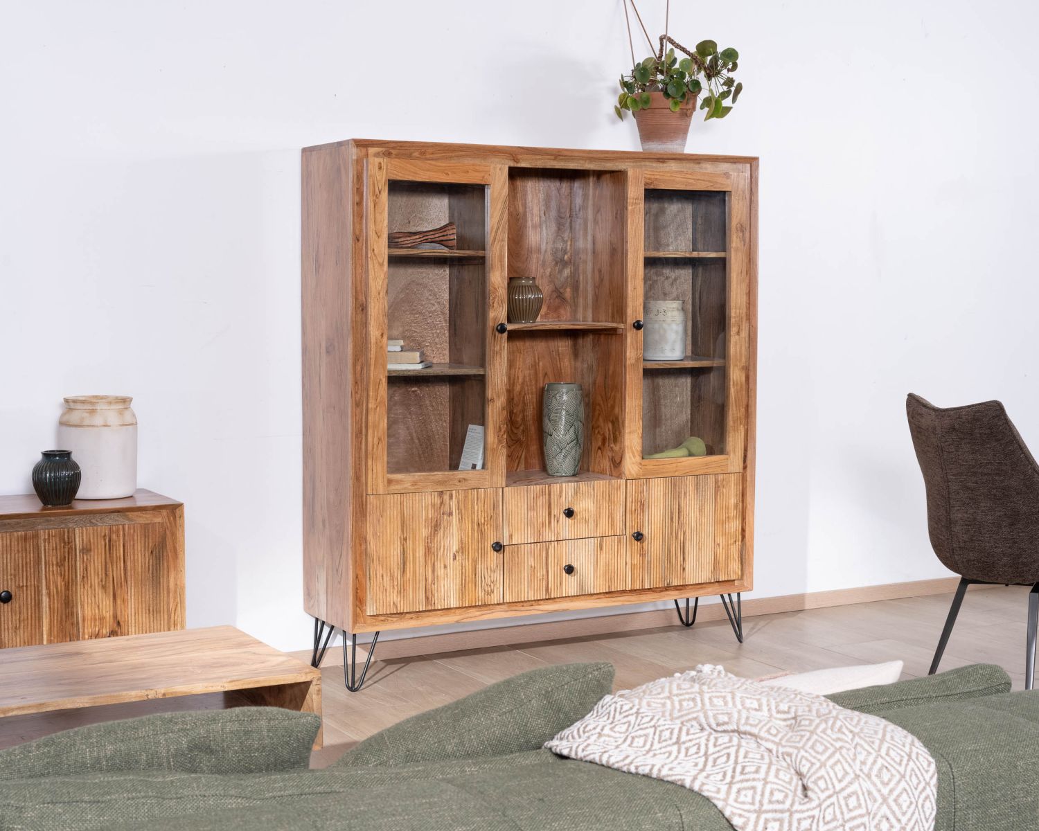 Vaisselier rétro en acacia et pieds métal "Wendy" avec façades gaufrées et portes vitrées