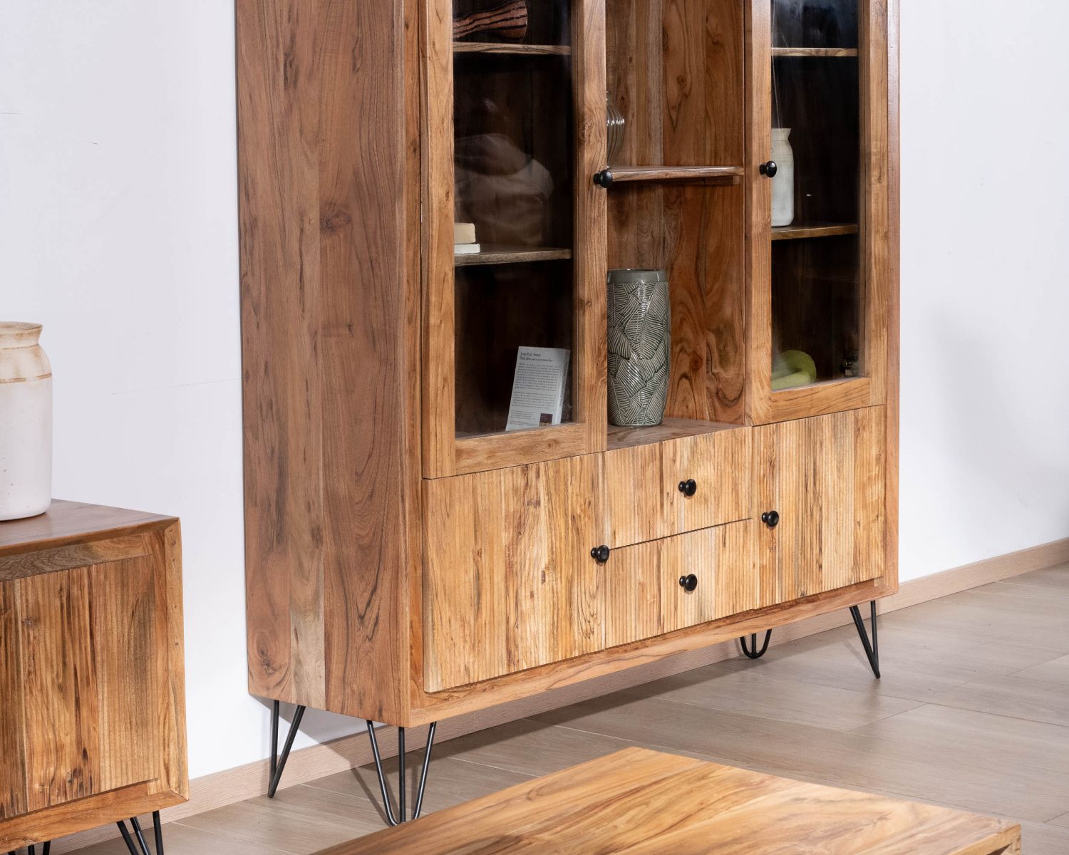 Vaisselier rétro en acacia et pieds métal "Wendy" avec façades gaufrées et portes vitrées