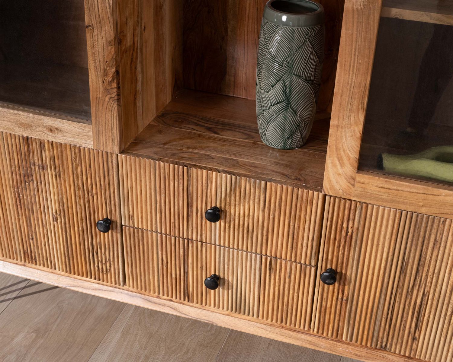 Vaisselier rétro en acacia et pieds métal "Wendy" avec façades gaufrées et portes vitrées