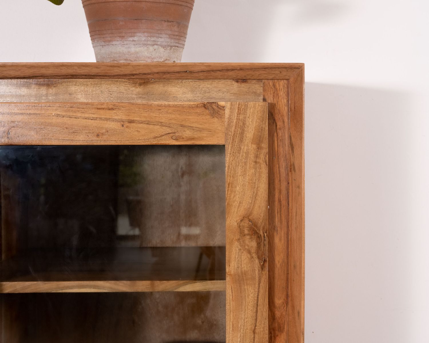 Vaisselier rétro en acacia et pieds métal "Wendy" avec façades gaufrées et portes vitrées