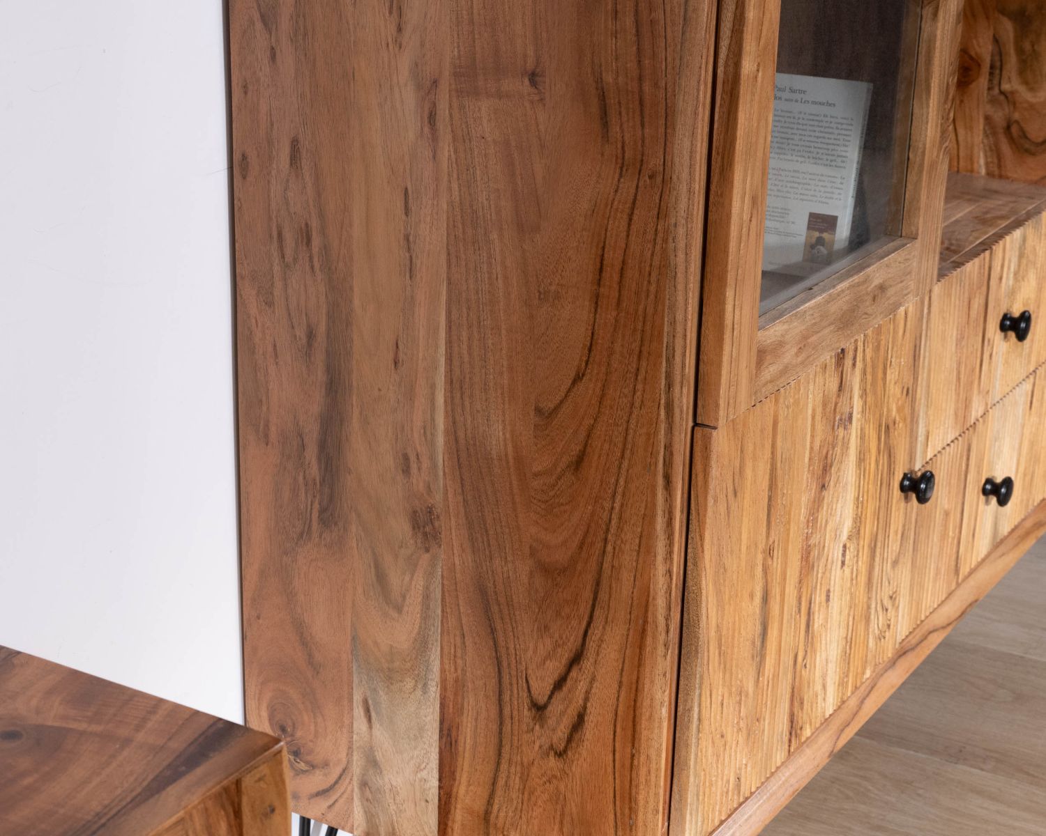 Vaisselier rétro en acacia et pieds métal "Wendy" avec façades gaufrées et portes vitrées