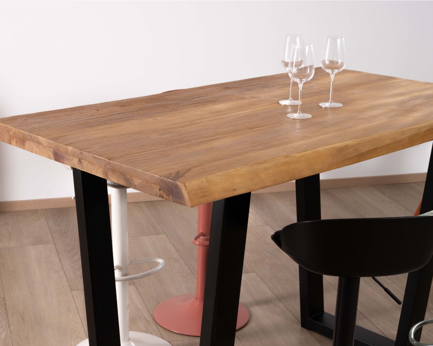 Table haute style atelier en teck recyclé massif “Lasia” avec piètement métal noir en U