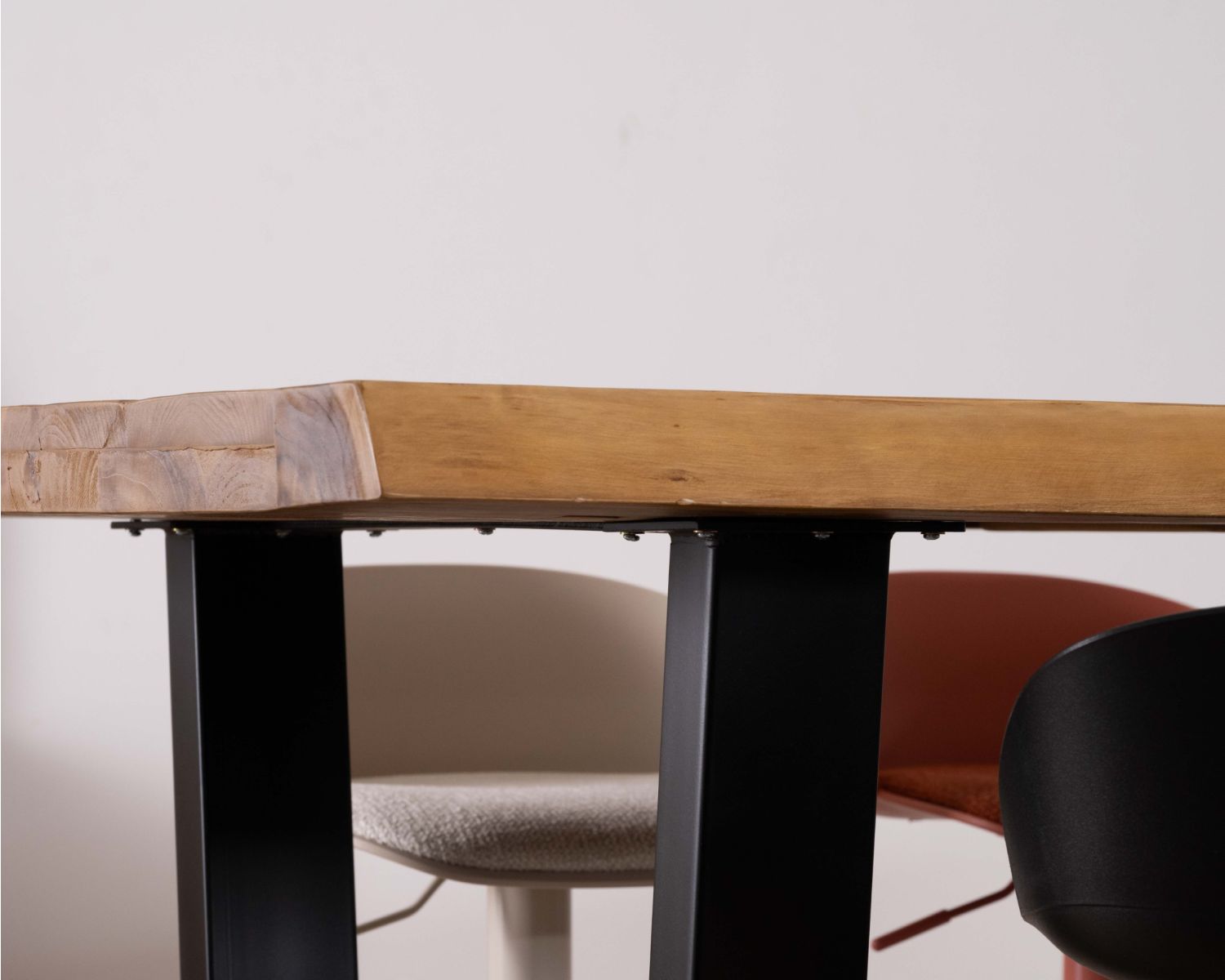 Table haute style atelier en teck recyclé massif “Lasia” avec piètement métal noir en U