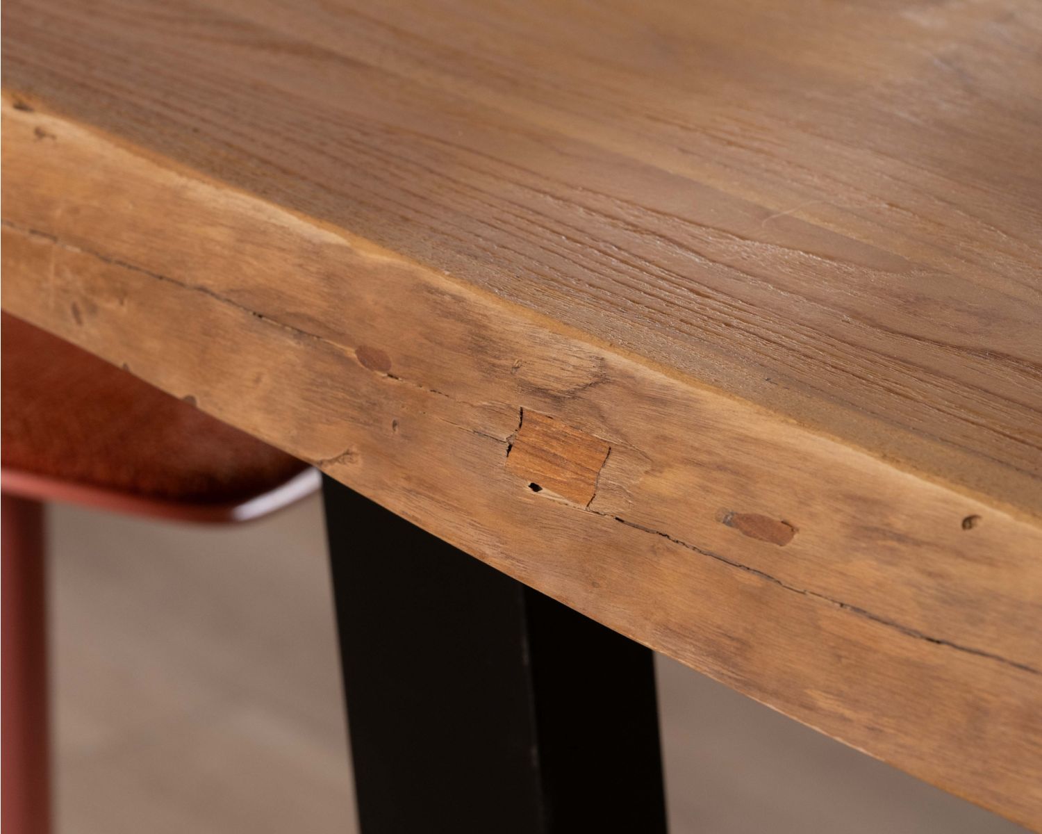 Table haute style atelier en teck recyclé massif “Lasia” avec piètement métal noir en U