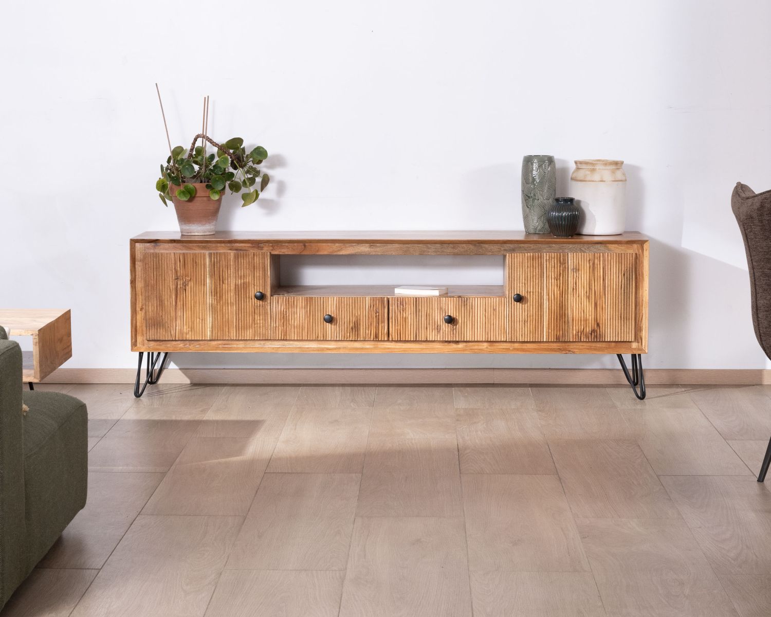 Grand meuble TV 195 cm en acacia façades gaufrées et pieds métal "Wendy"