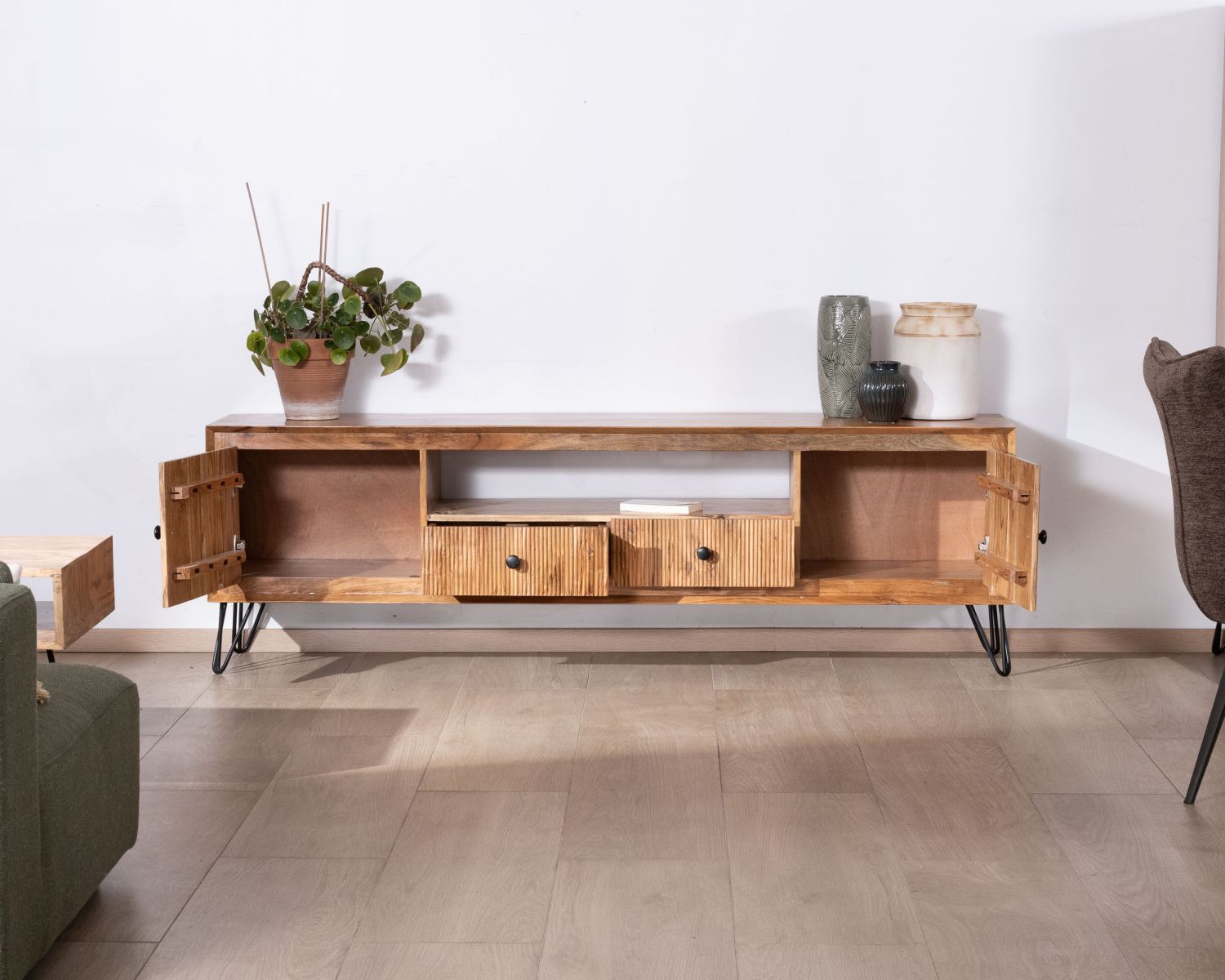 Grand meuble TV 195 cm en acacia façades gaufrées et pieds métal "Wendy"