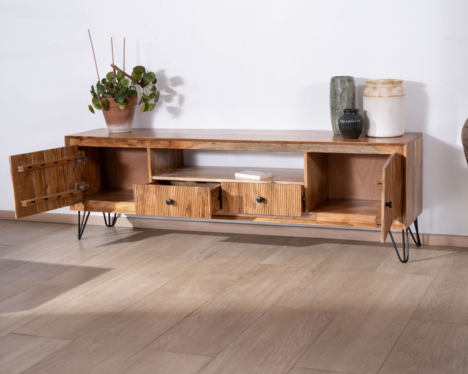 Grand meuble TV 195 cm en acacia façades gaufrées et pieds métal "Wendy"