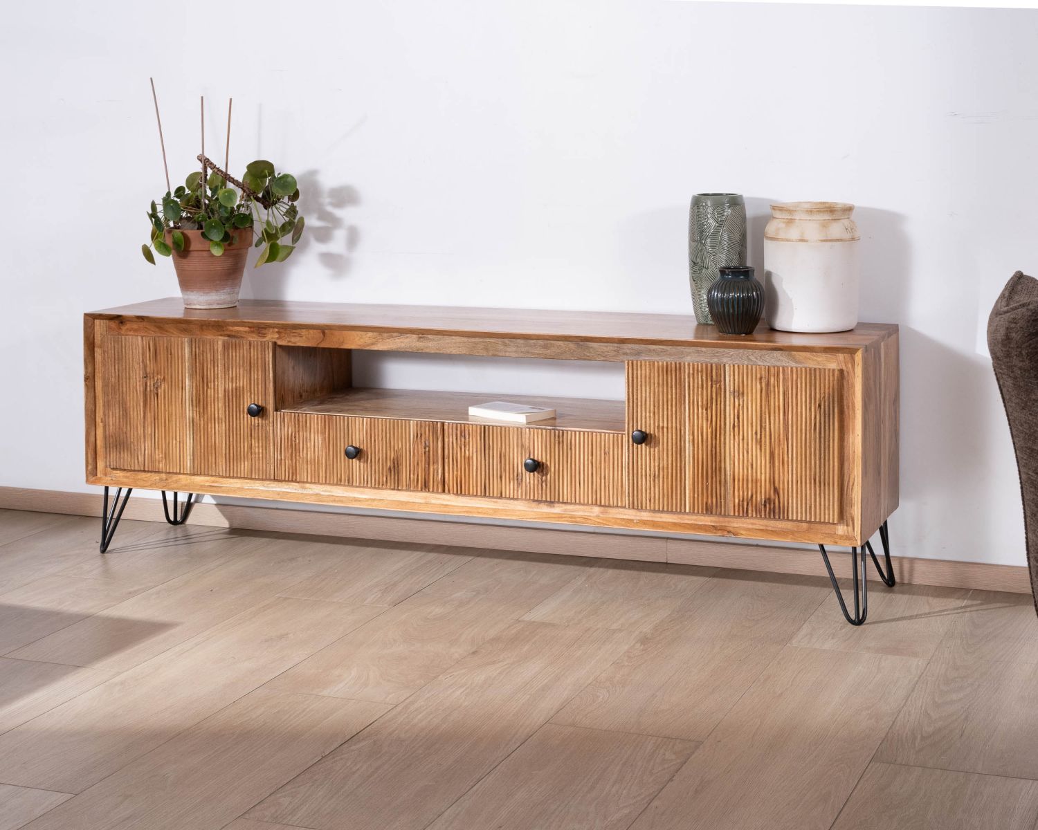 Grand meuble TV 195 cm en acacia façades gaufrées et pieds métal "Wendy"