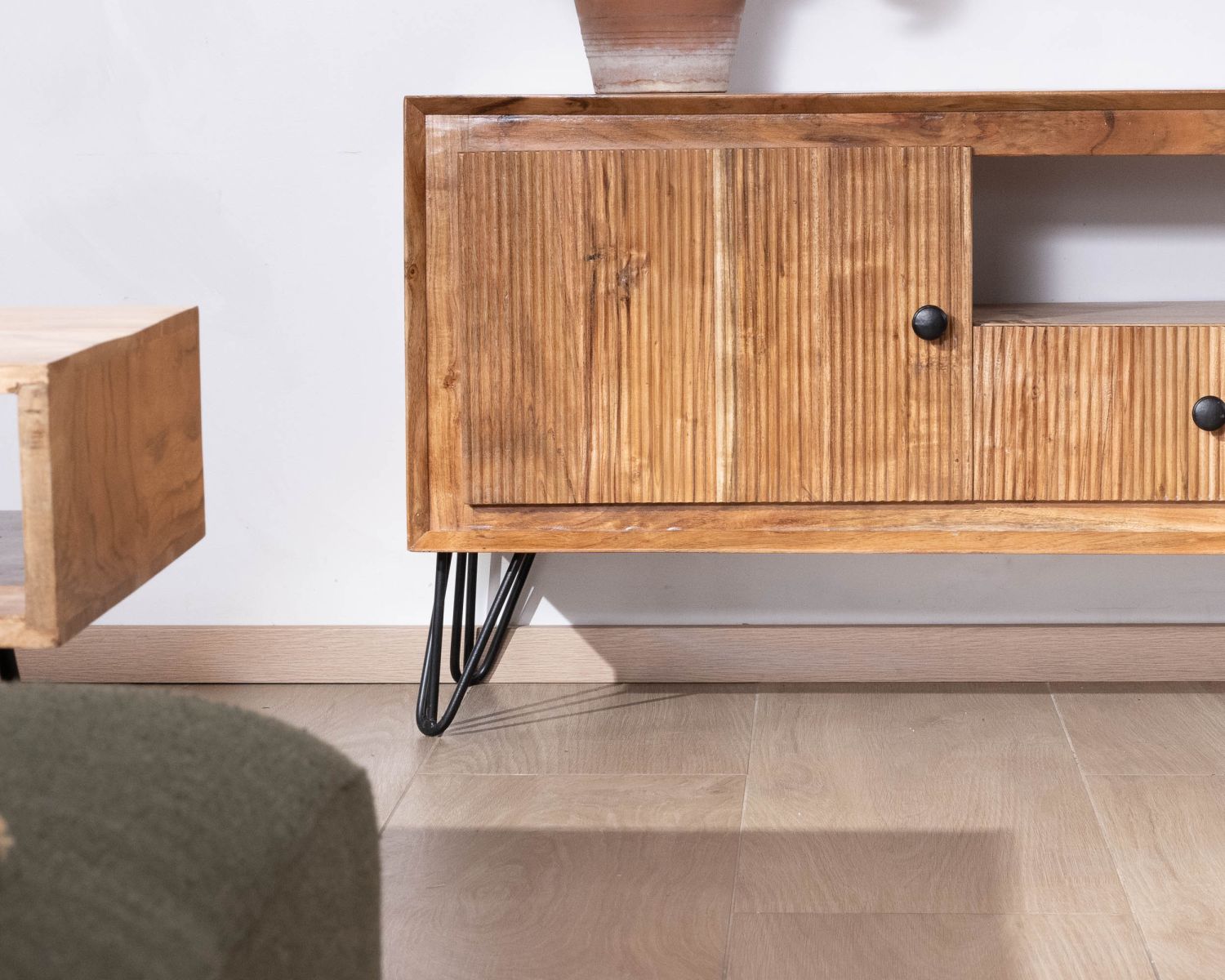 Grand meuble TV 195 cm en acacia façades gaufrées et pieds métal "Wendy"