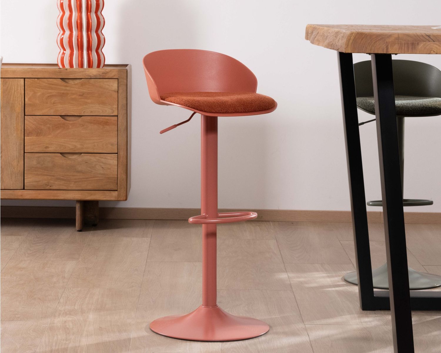 Chaise haute design épuré coloris terracotta “Oja” assise réglable en hauteur