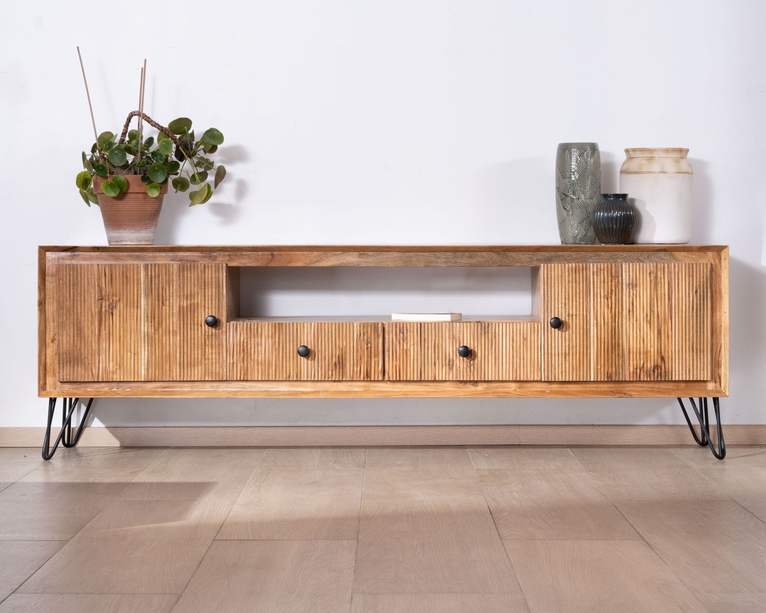 Grand meuble TV 195 cm en acacia façades gaufrées et pieds métal "Wendy"