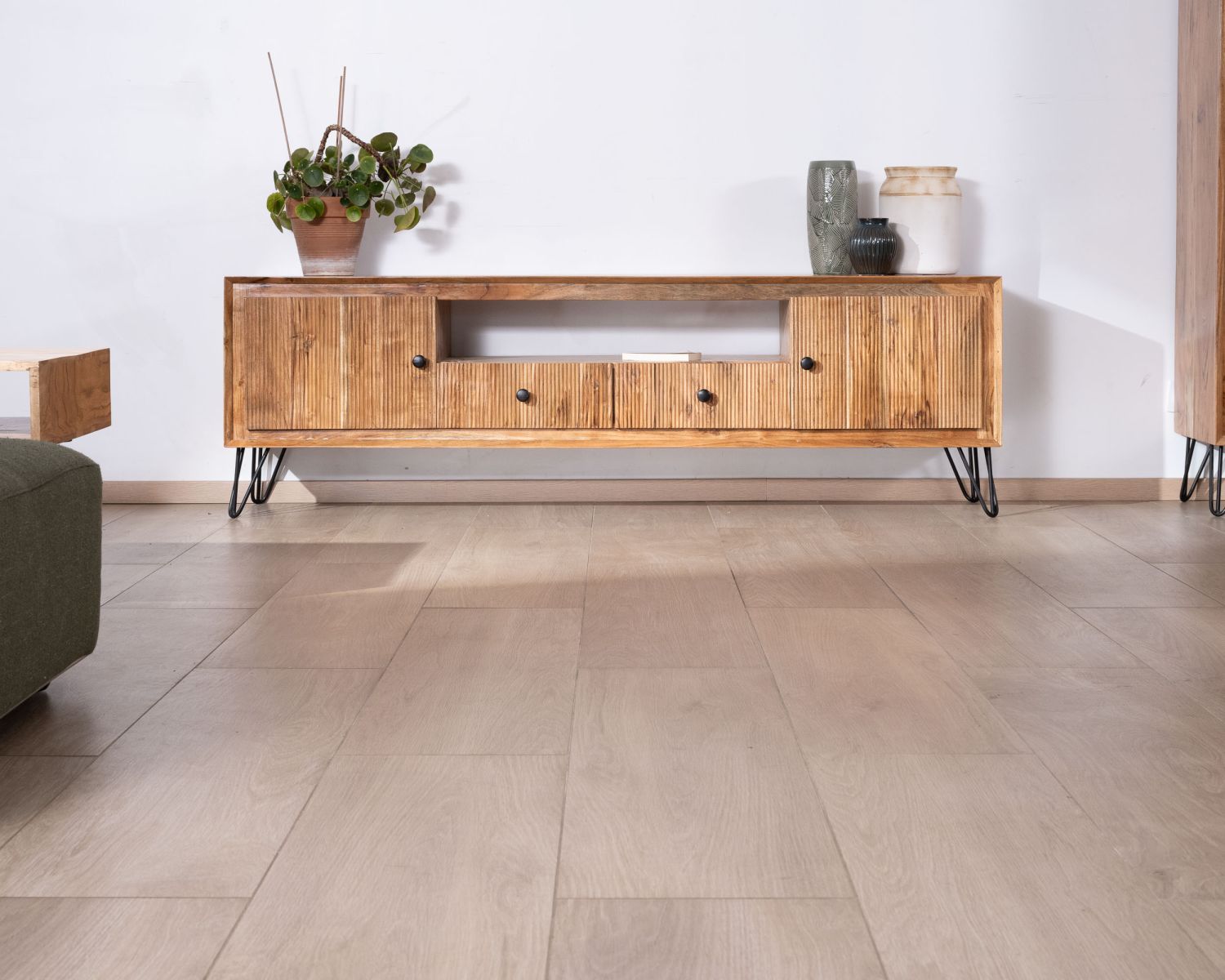 Grand meuble TV 195 cm en acacia façades gaufrées et pieds métal "Wendy"