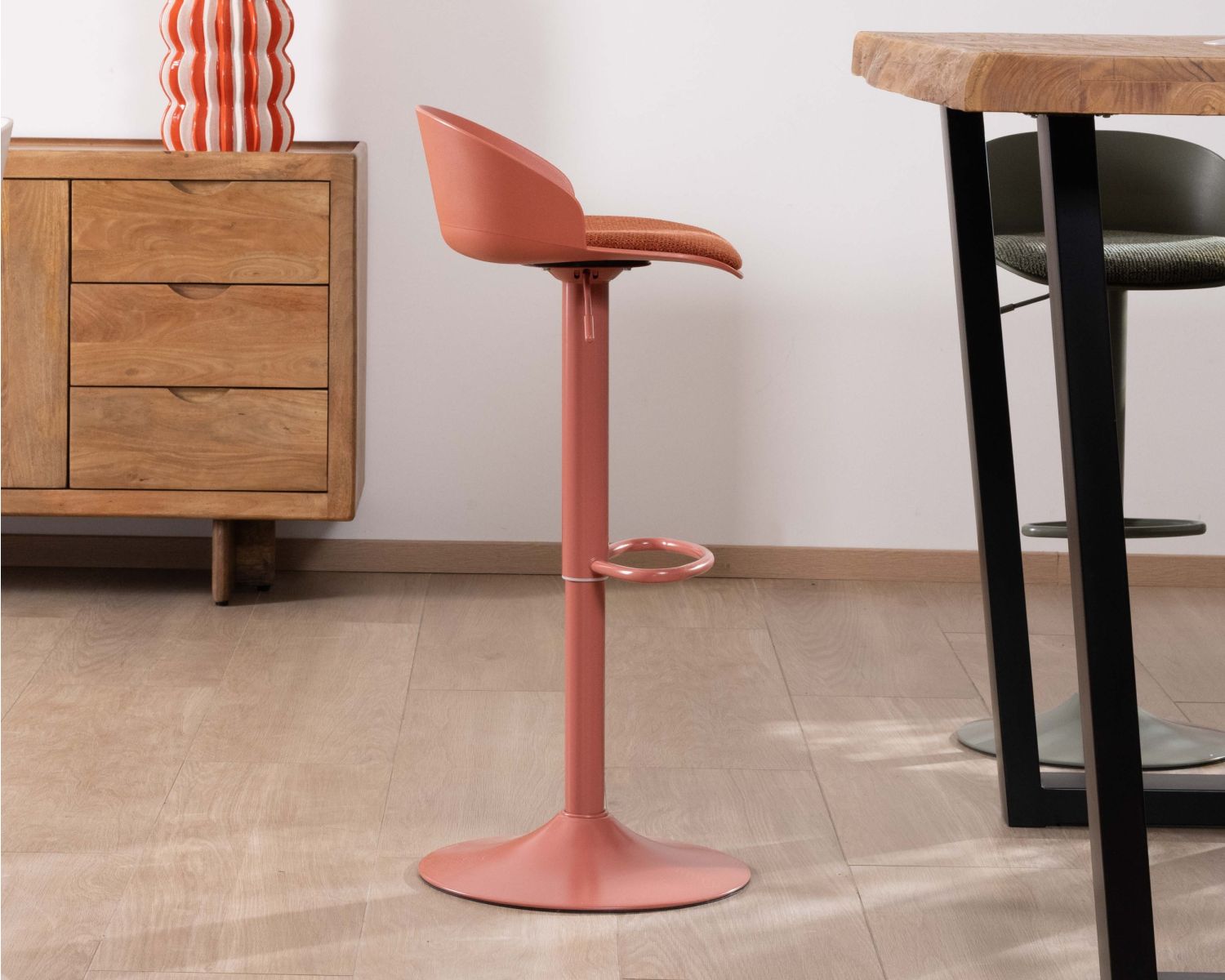 Chaise haute design épuré coloris terracotta “Oja” assise réglable en hauteur