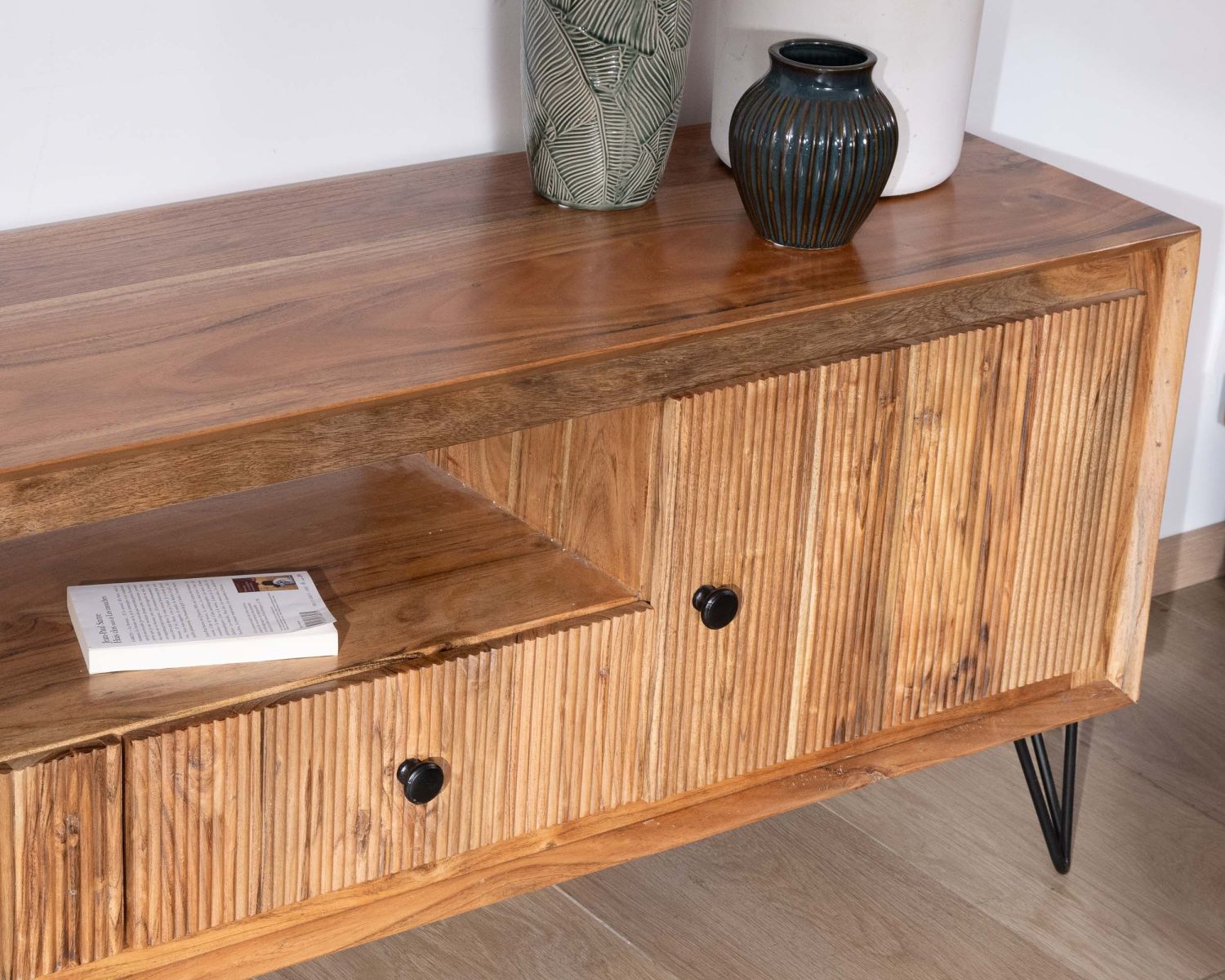 Grand meuble TV 195 cm en acacia façades gaufrées et pieds métal "Wendy"