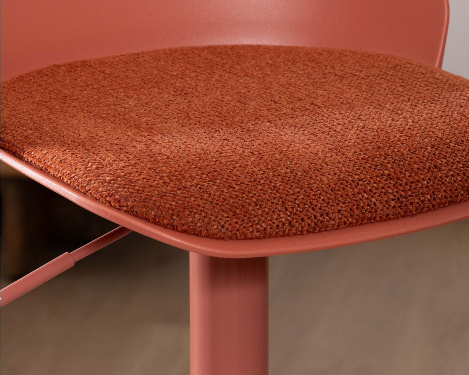 Chaise haute design épuré coloris terracotta “Oja” assise réglable en hauteur